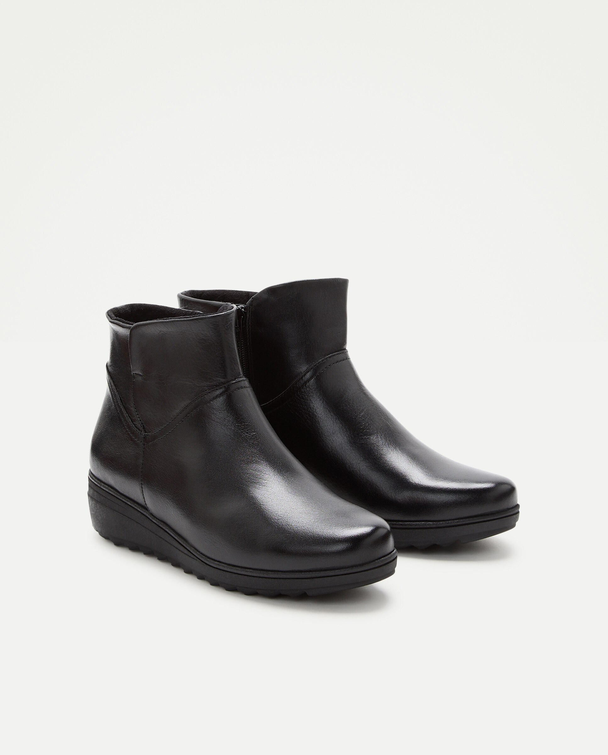Botins Rasos Lisos com Cunha Preto-2