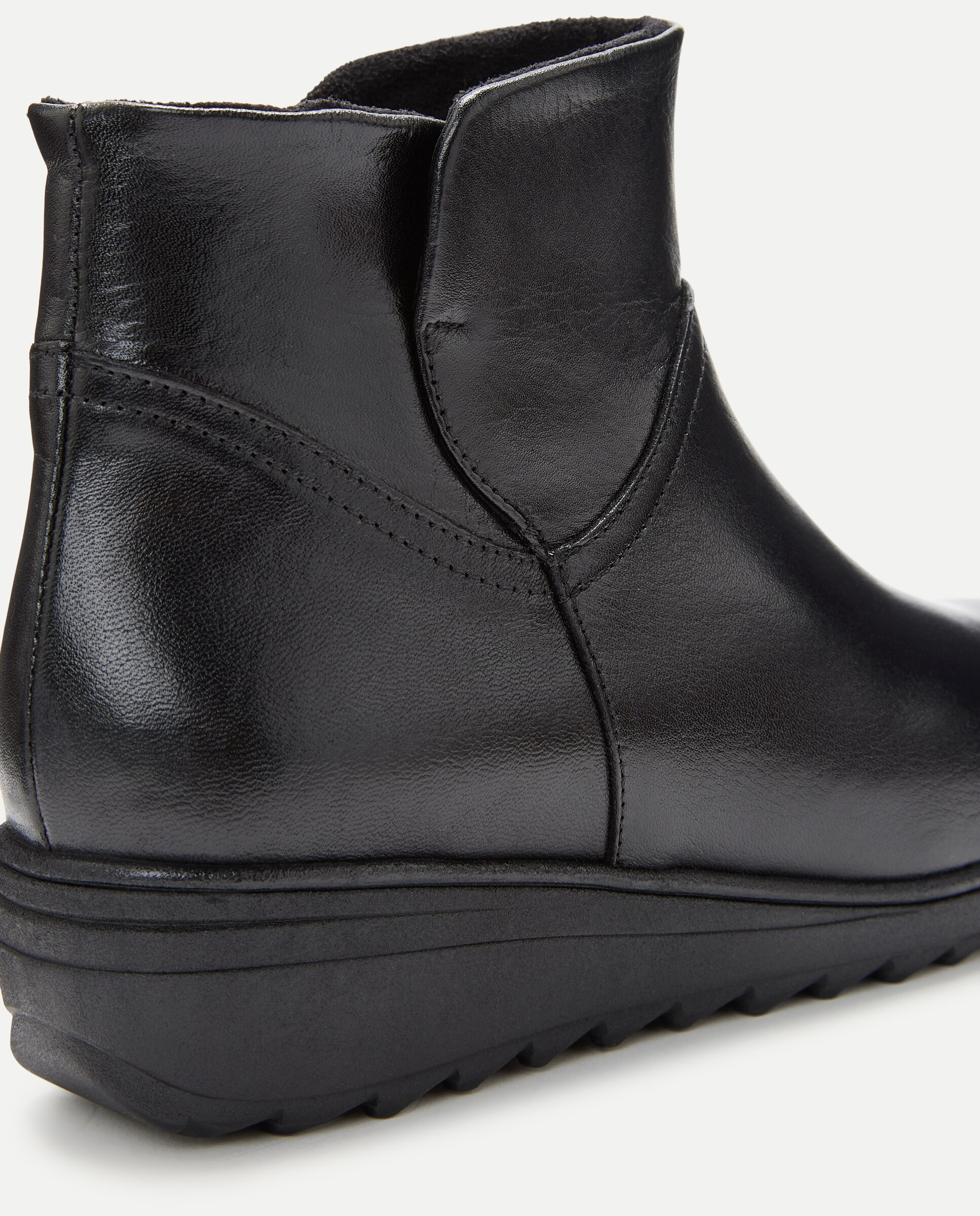 Botins Rasos Lisos com Cunha Preto-5