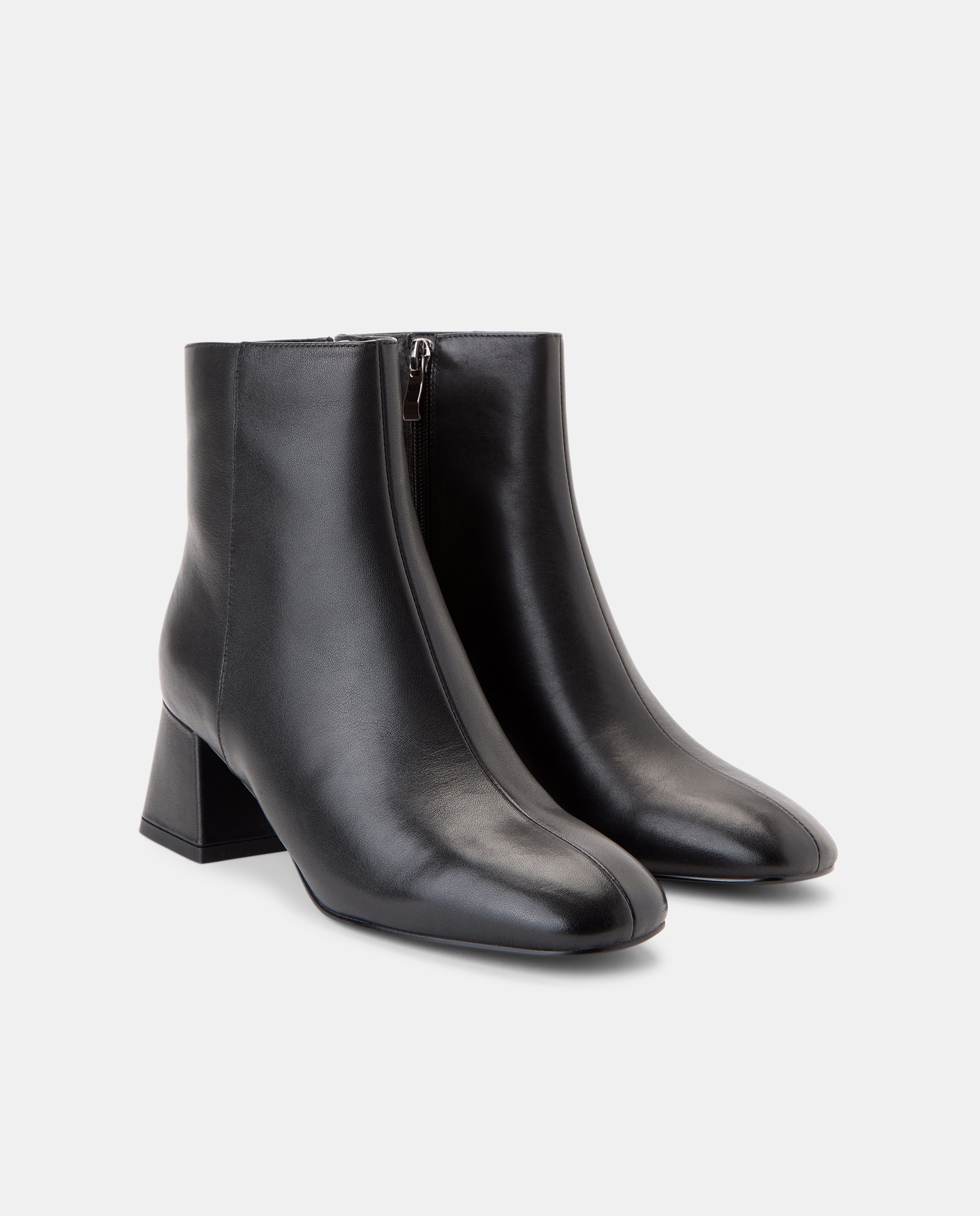 Botins Básicos com Salto Preto-2