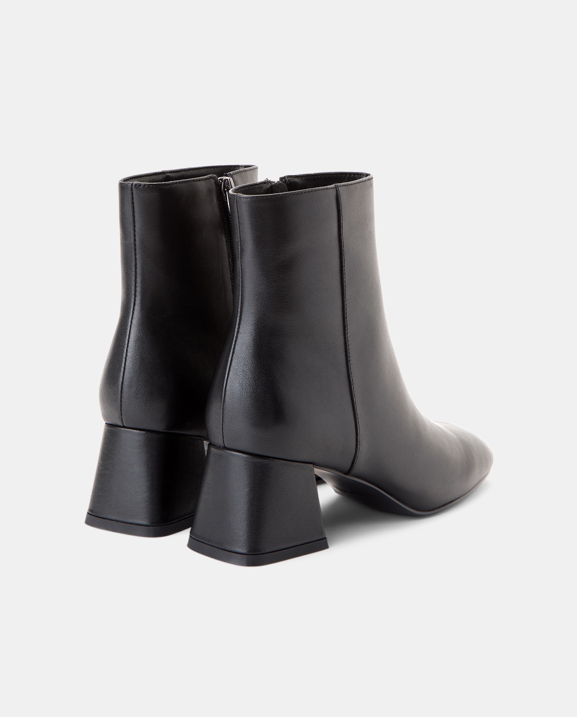 Botins Básicos com Salto Preto-3