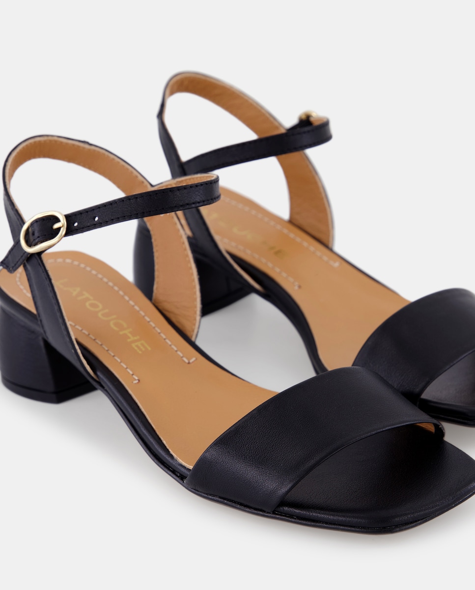 Sandálias com Salto Baixo e Pala Preto-5