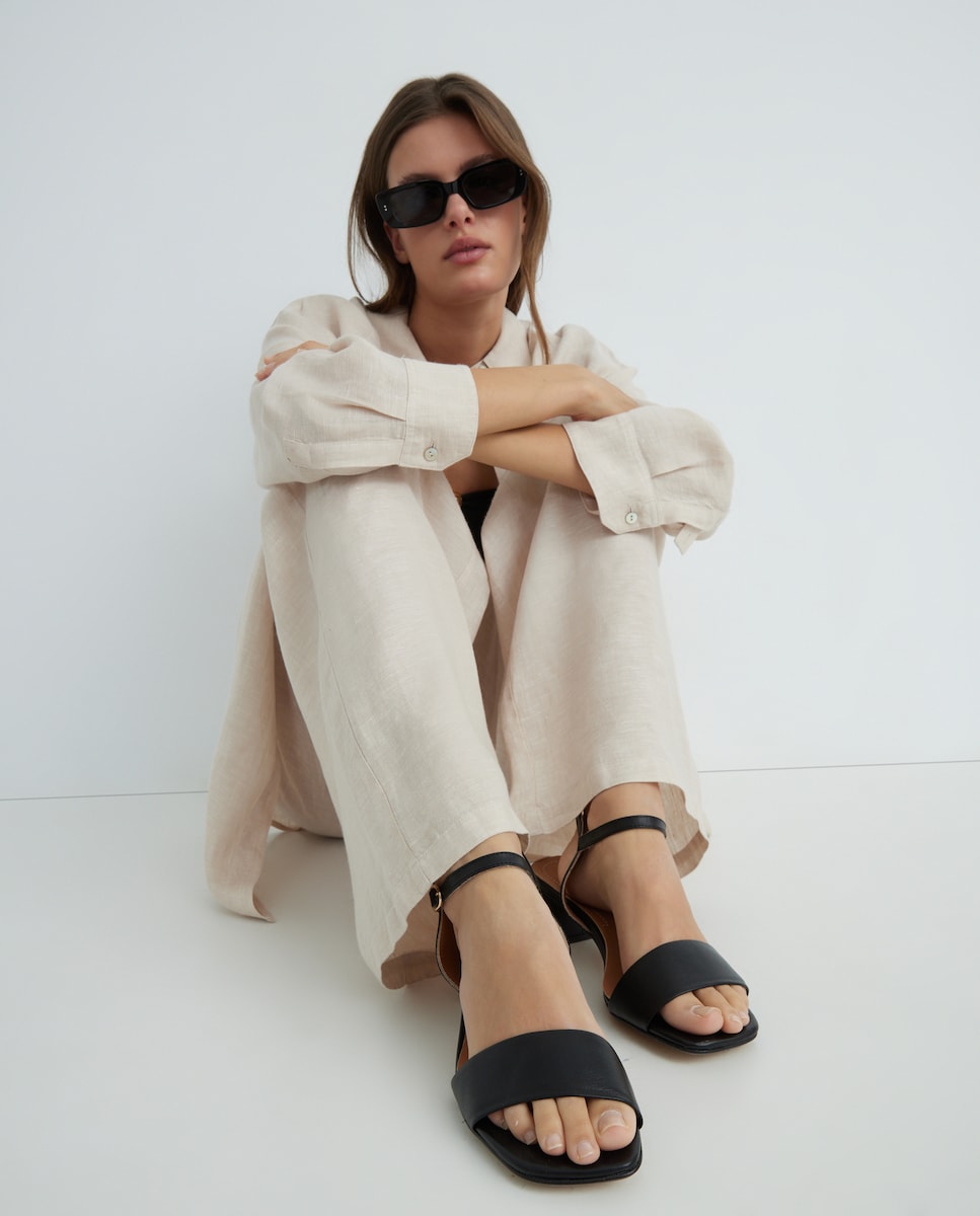 Sandálias com Salto Baixo e Pala Preto-6