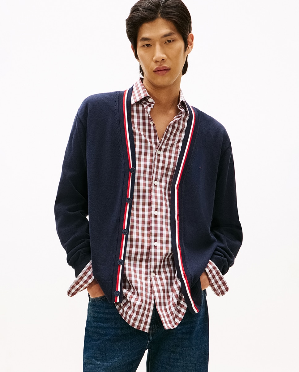 Imagem 0 de Cardigan Liso com Detalhe da Marca