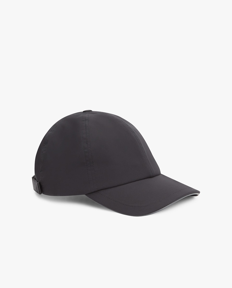 Boné Liso com Logótipo Metálico Preto-1
