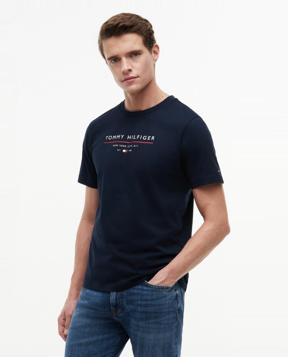 Tommy Hilfiger - Camisa de caballero con logo impreso en el pecho.