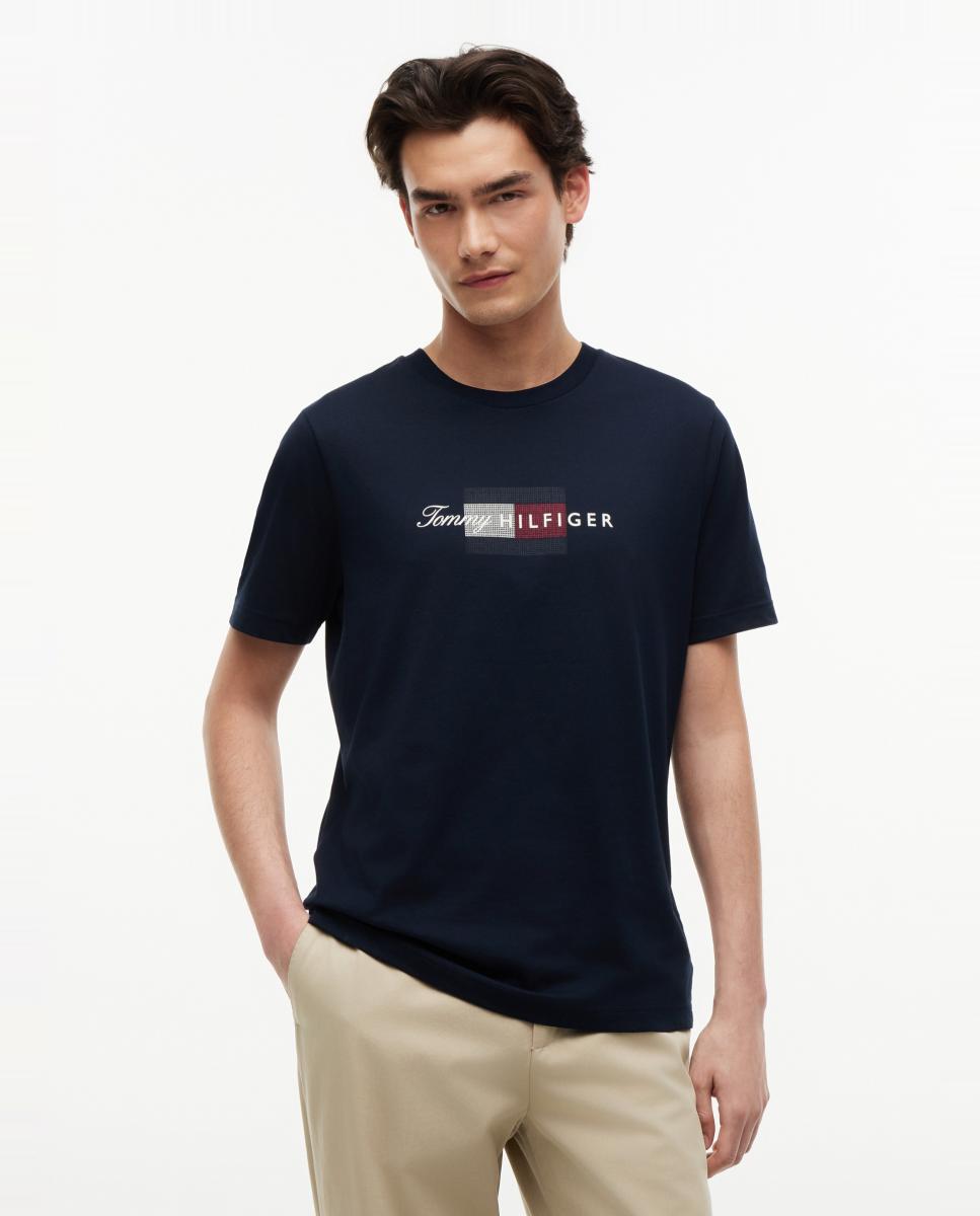 Tommy Hilfiger - Camiseta de caballero con branding impreso en el pecho.
