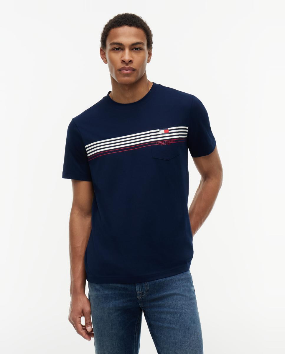 Tommy Hilfiger - Camiseta de caballero con banda corporativa impresa en el pecho.