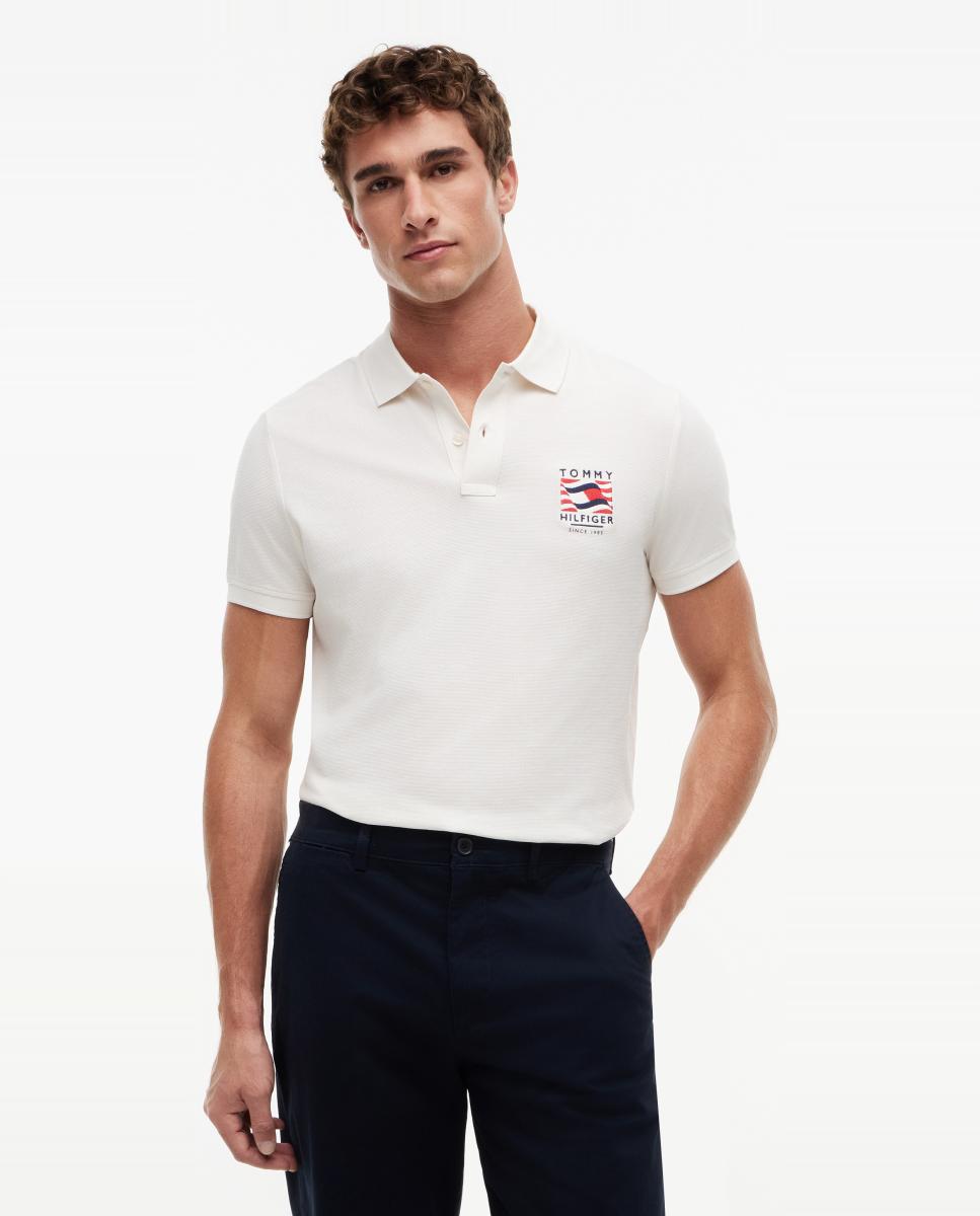 Tommy Hilfiger - Polo de caballero con bandera ondeando bordada.