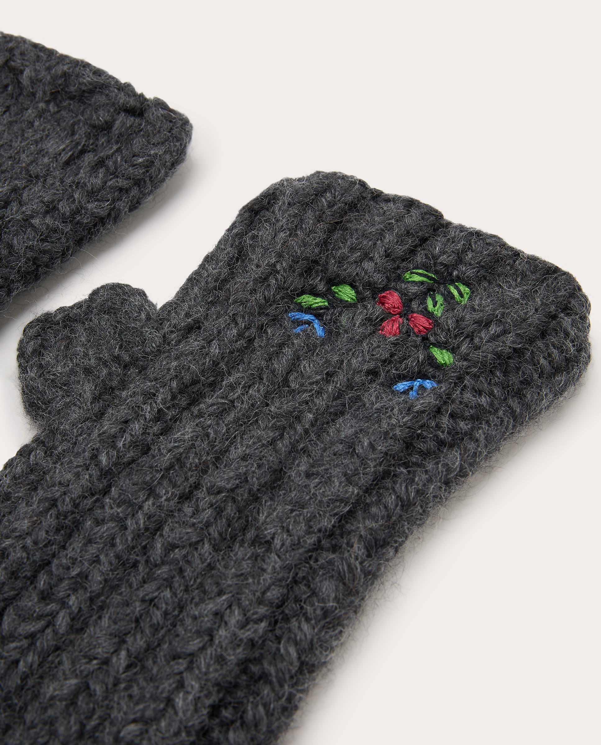 Guantes de punto con bordado floral 2