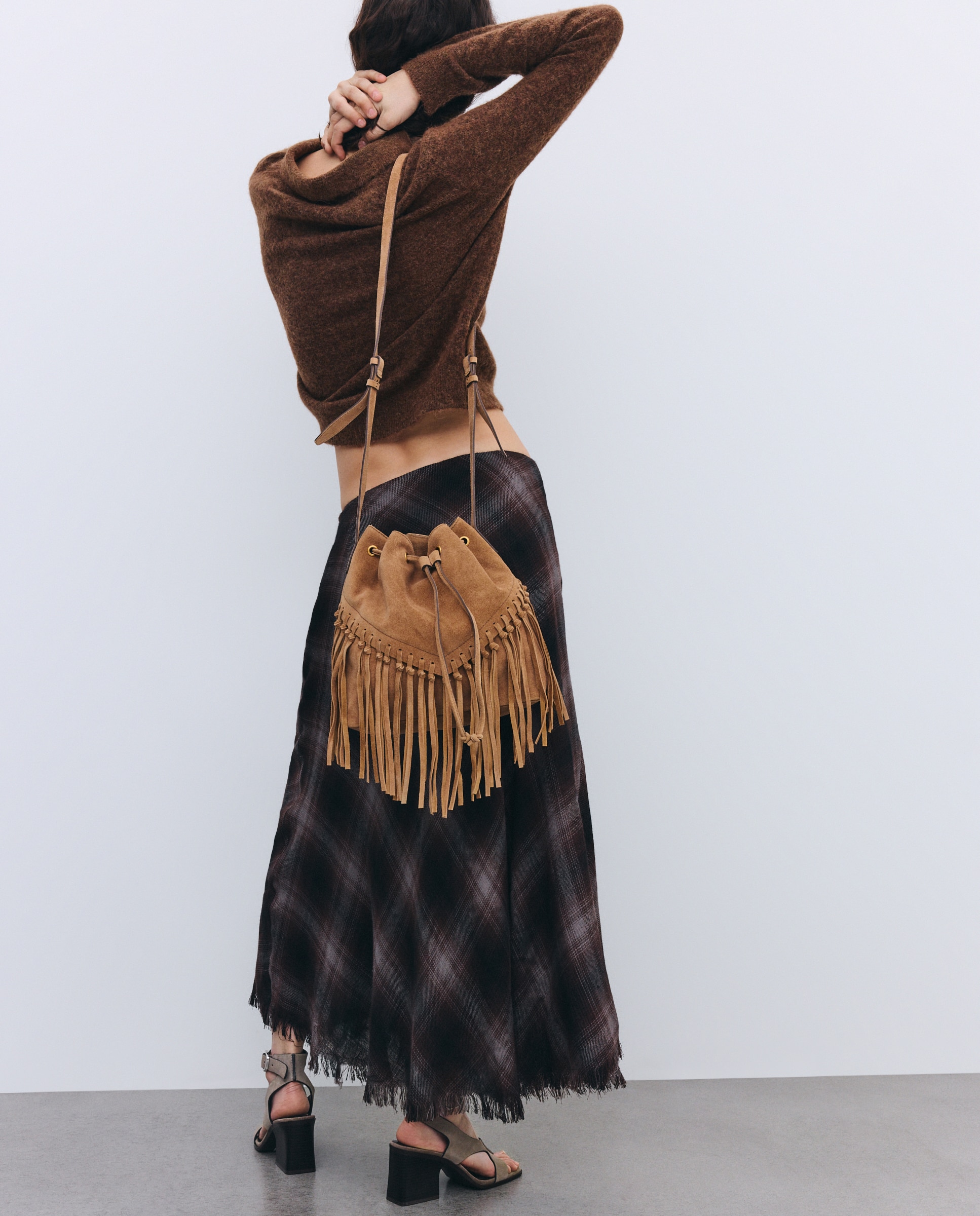 Mala Bucket em Pele com Franjas 730 Camel-7