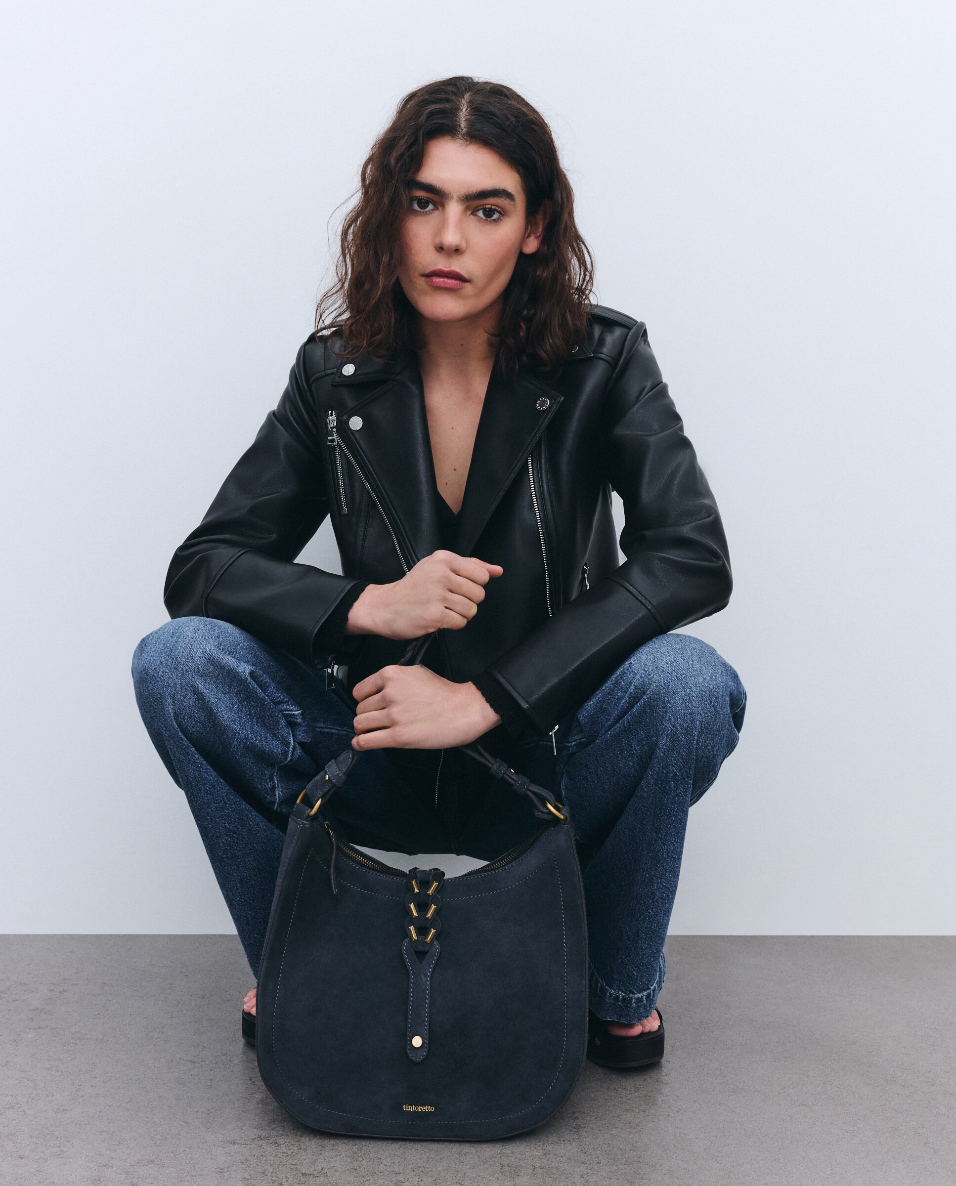 Mala Hobo em Pele com Fio em Contraste 430 Azul Escuro-5
