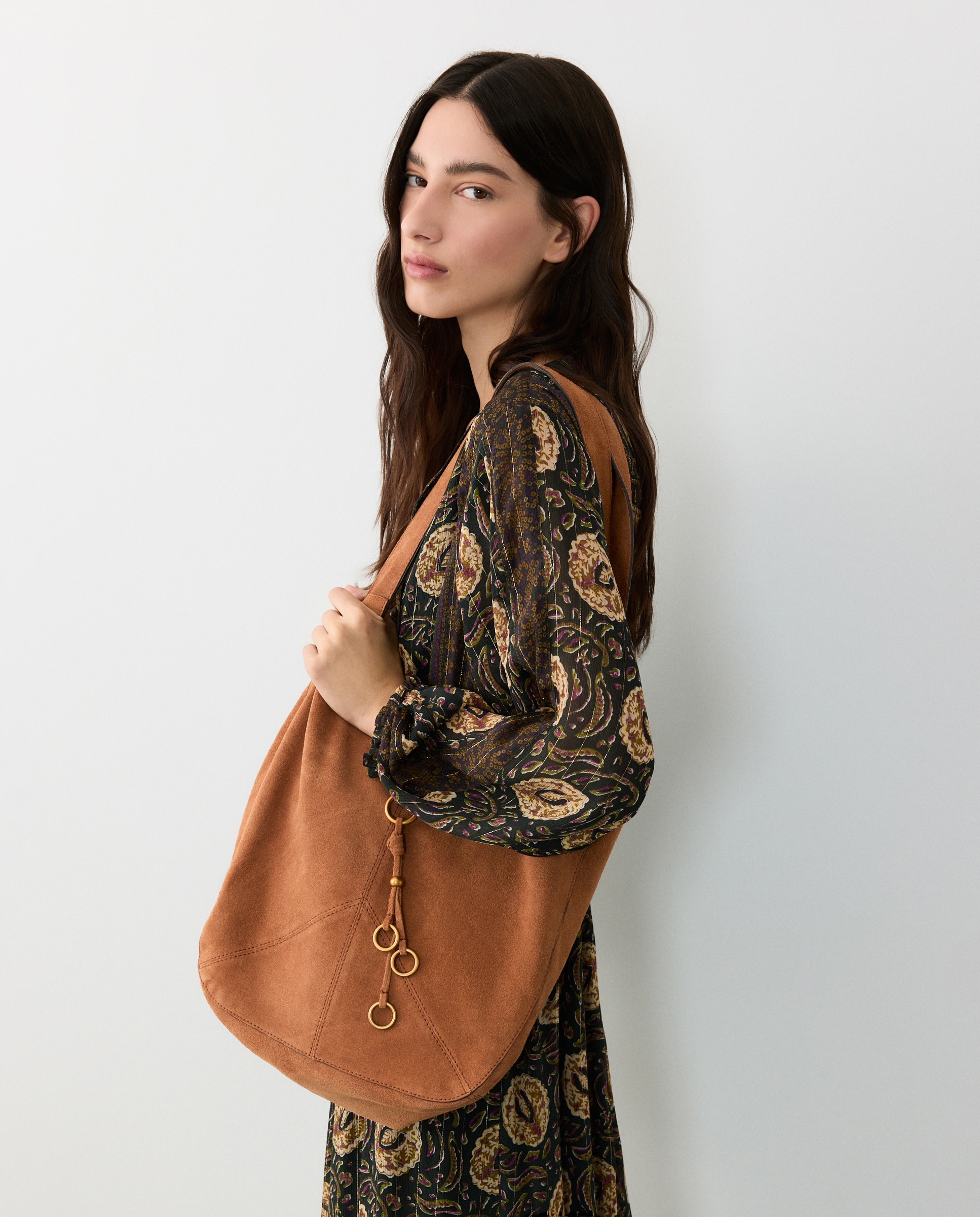 Mala Hobo em Pele com Conta Metálica Decorativa 730 Camel-5