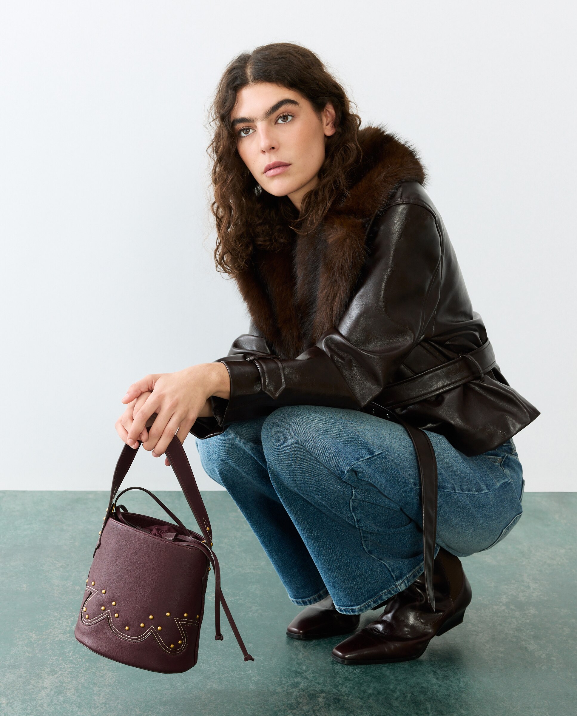 Mala Bucket com Costuras e Mini Tachas Bordeaux-5