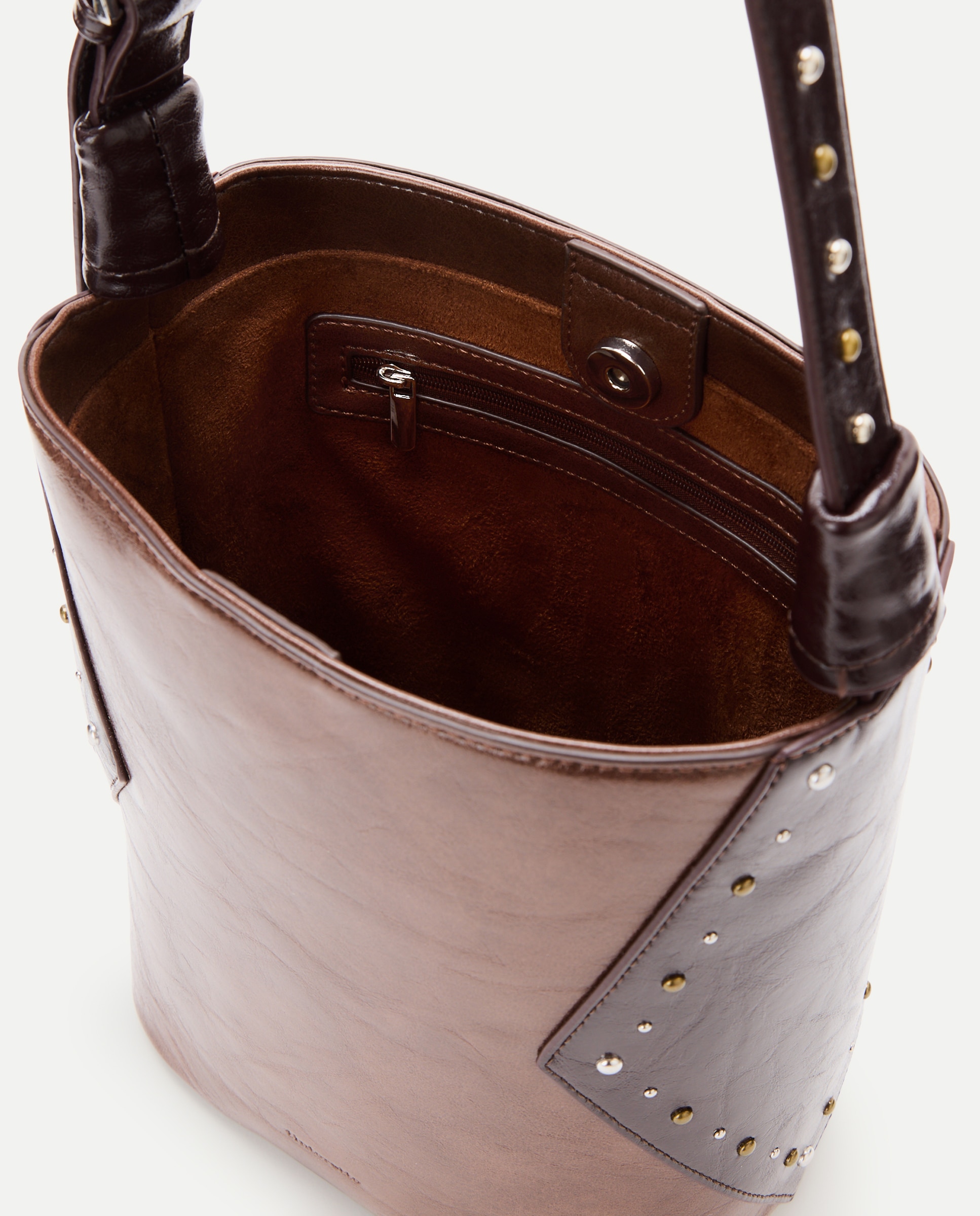 Mala Bucket com Efeito de Pele Combinado com Mini Tachas Castanho-3
