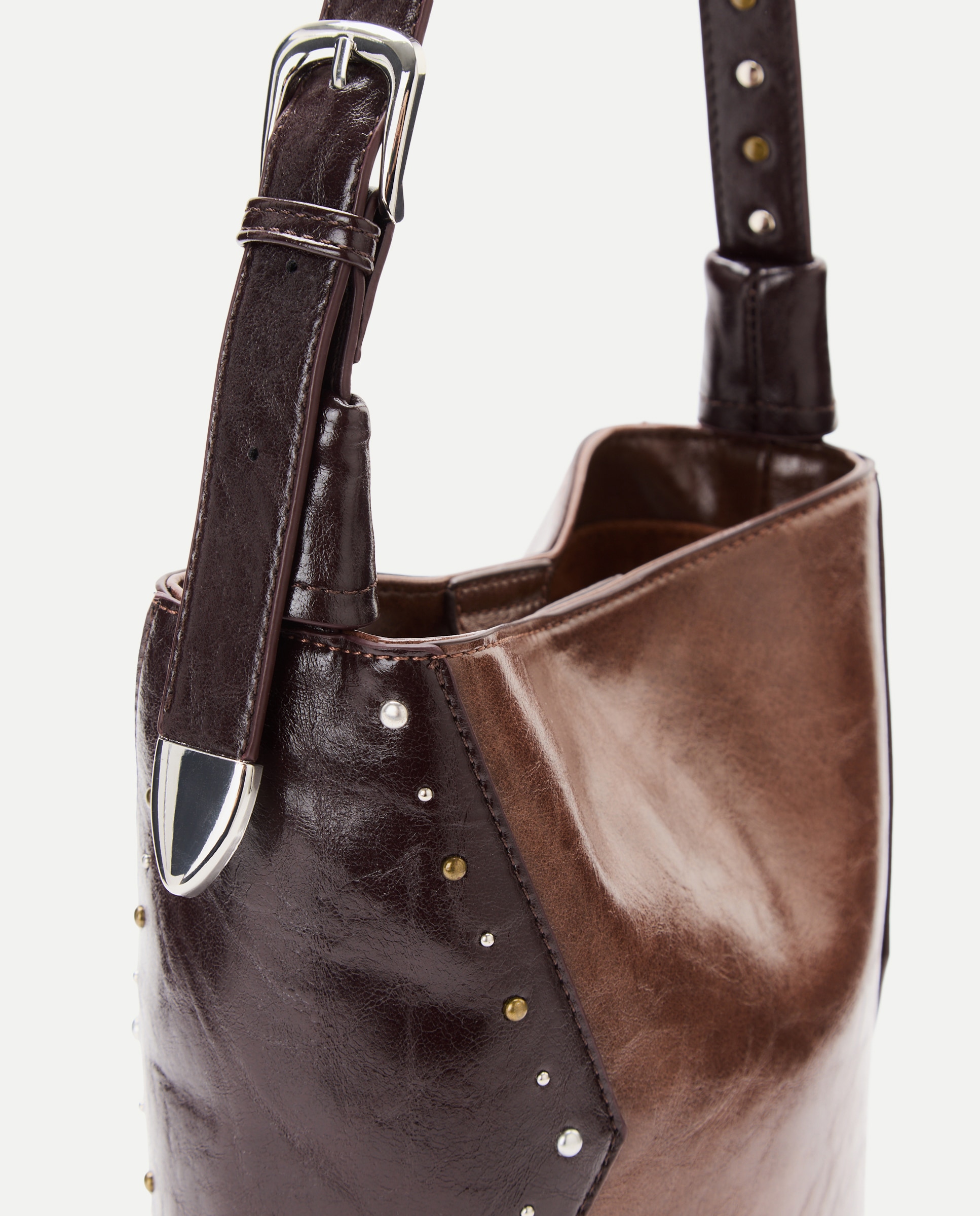 Mala Bucket com Efeito de Pele Combinado com Mini Tachas Castanho-4