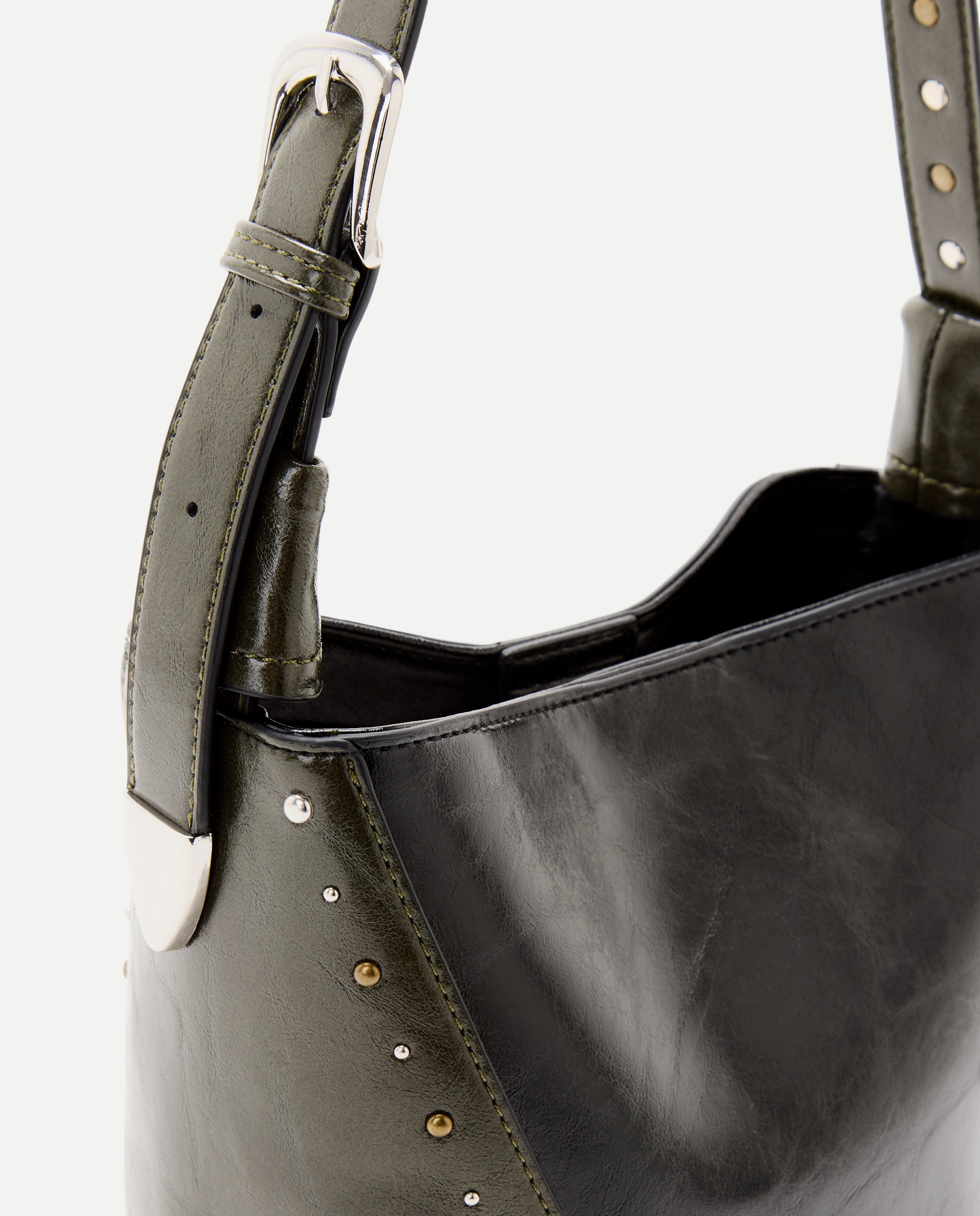 Mala Bucket com Efeito de Pele Combinado com Mini Tachas Preto-4
