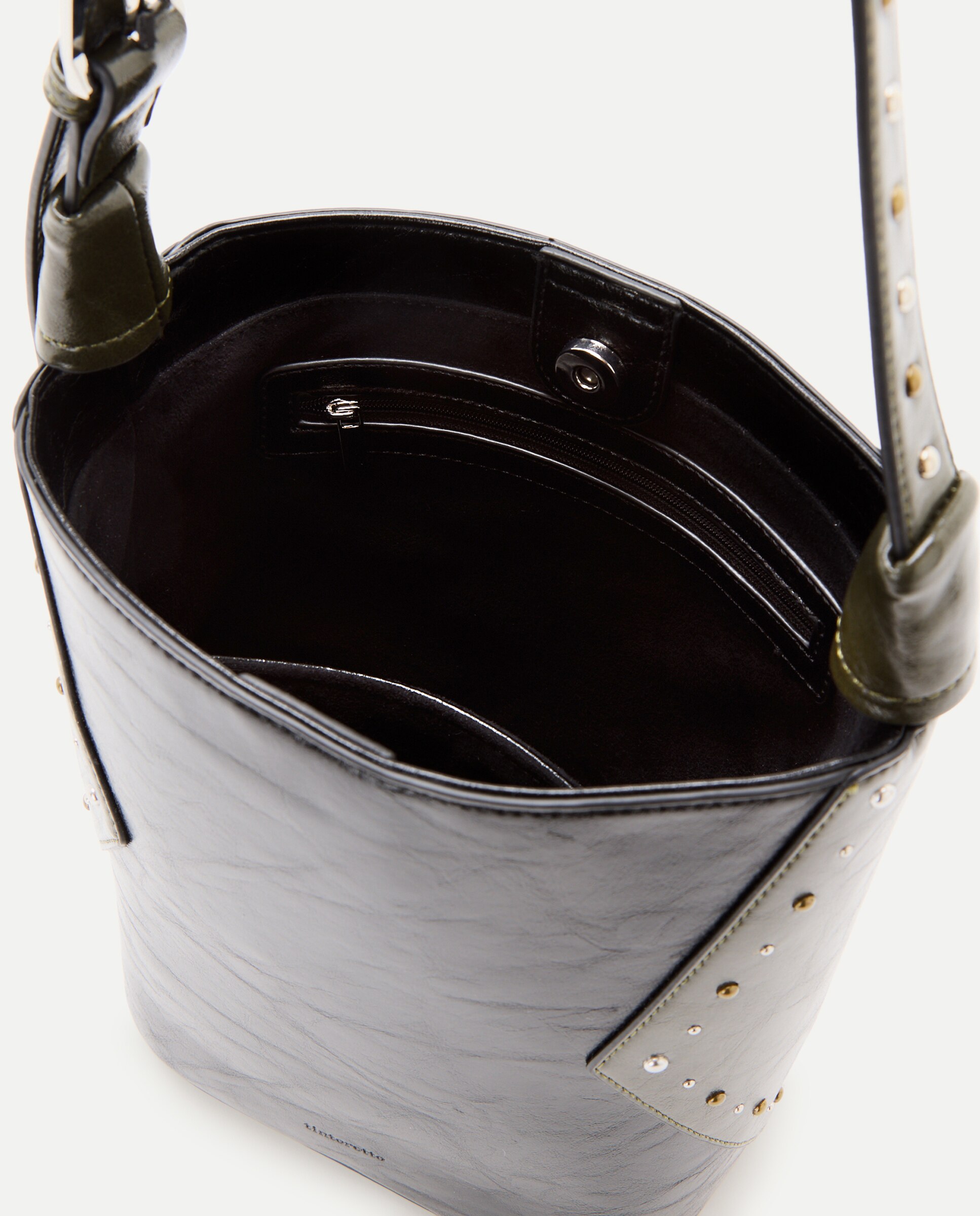 Mala Bucket com Efeito de Pele Combinado com Mini Tachas Preto-5