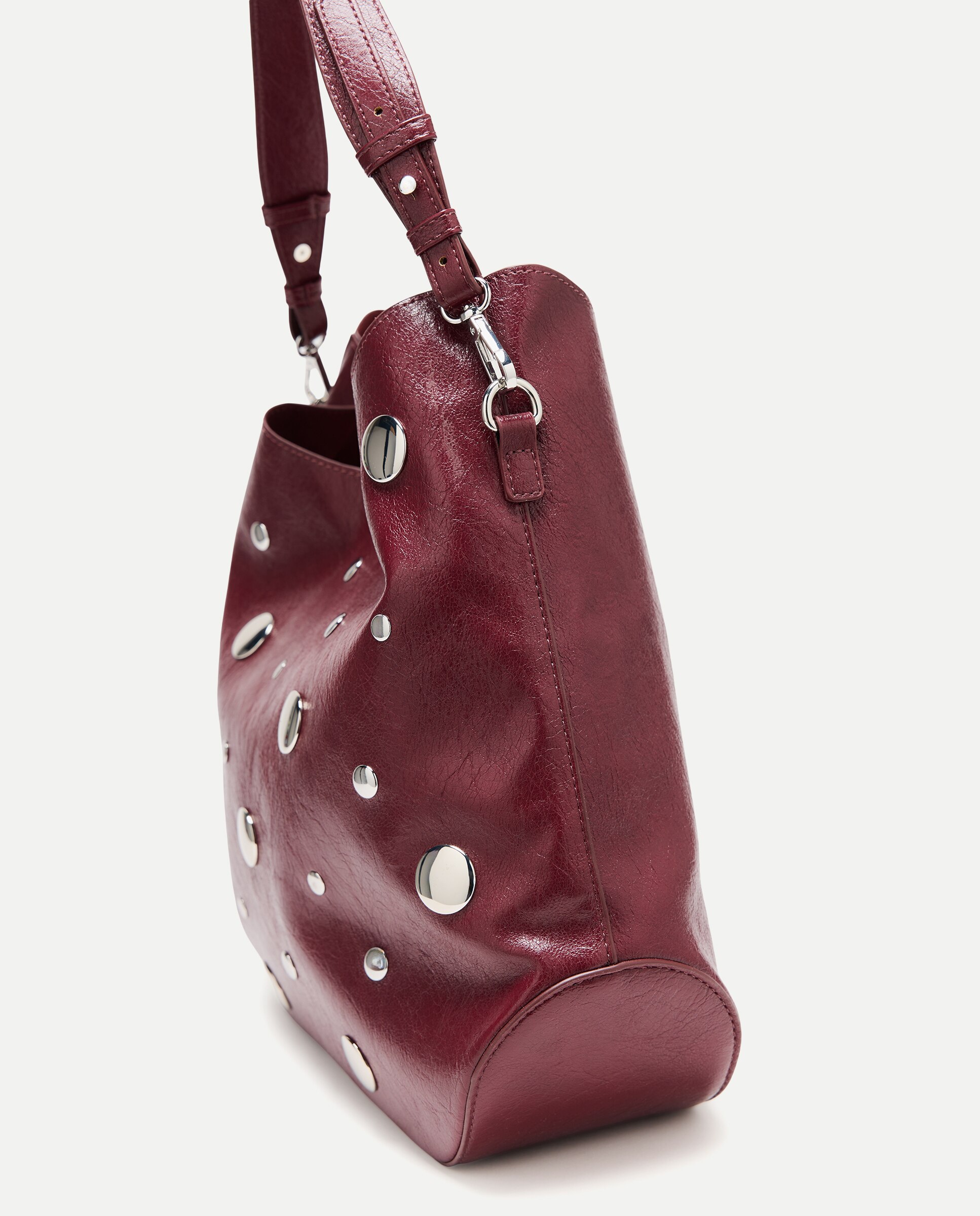 Mala de Ombro com Efeito de Pele e Tachas Bordeaux-5