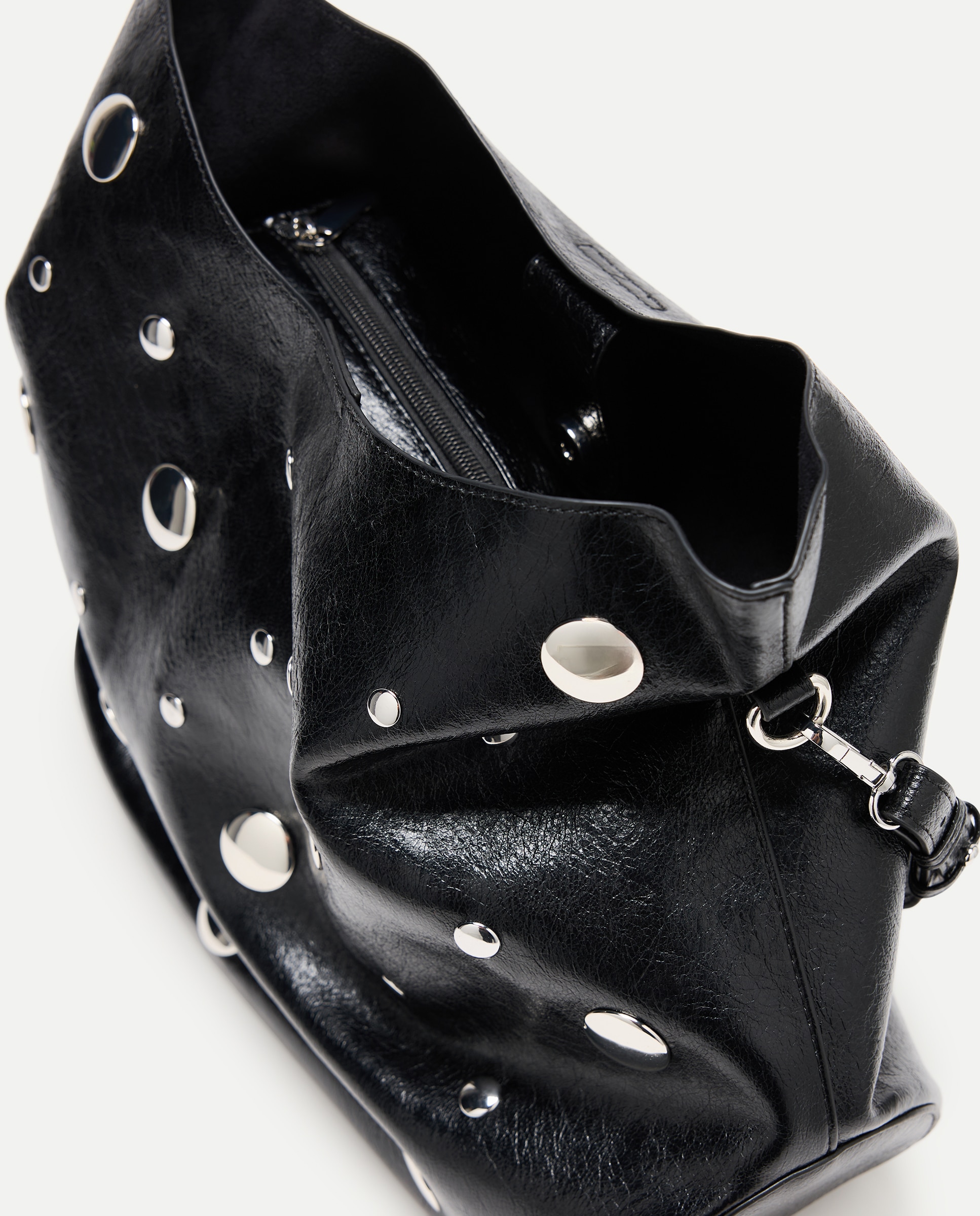 Mala de Ombro com Efeito de Pele e Tachas Preto-5