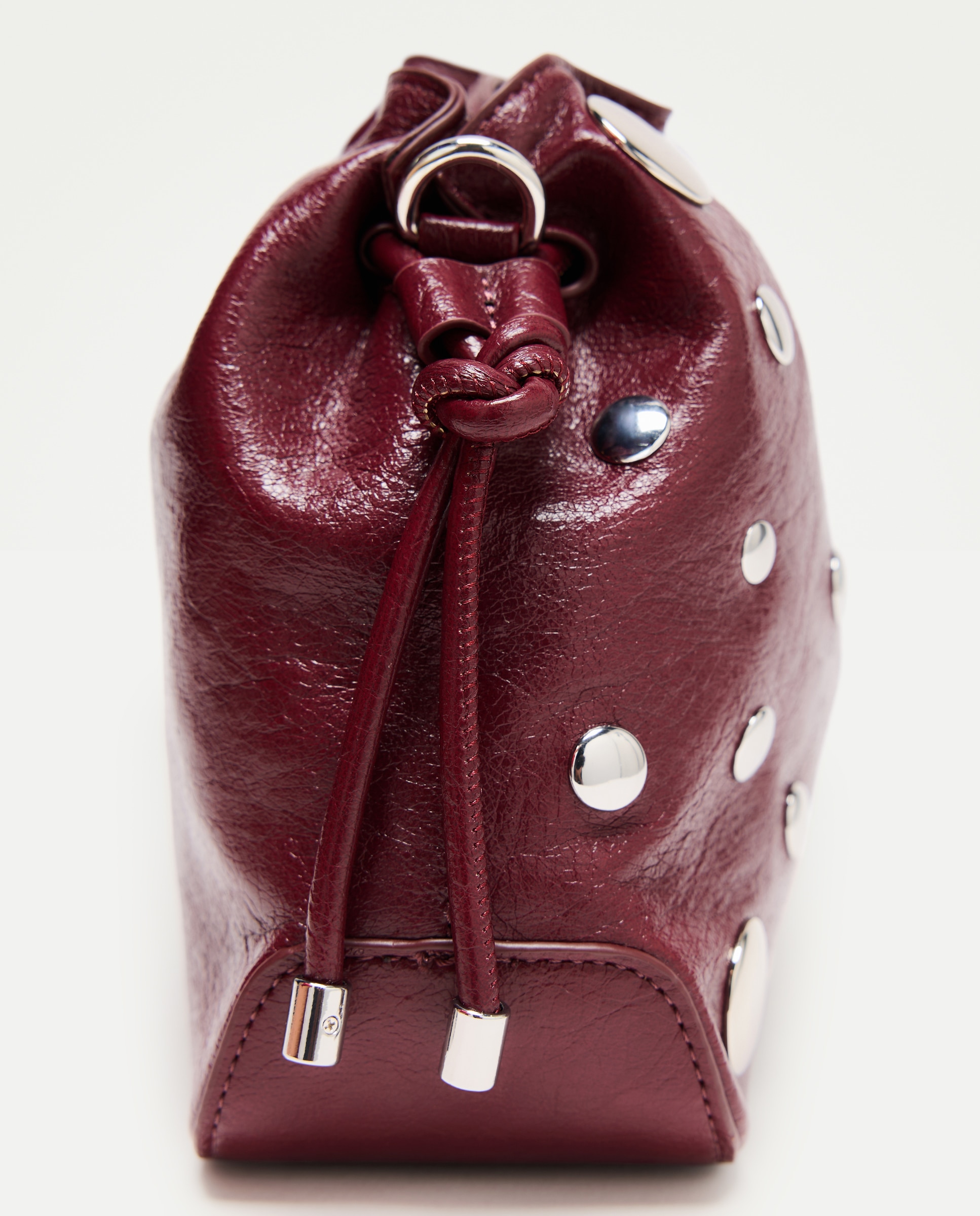 Mala a Tiracolo com Efeito de Pele e Tachas Bordeaux-4