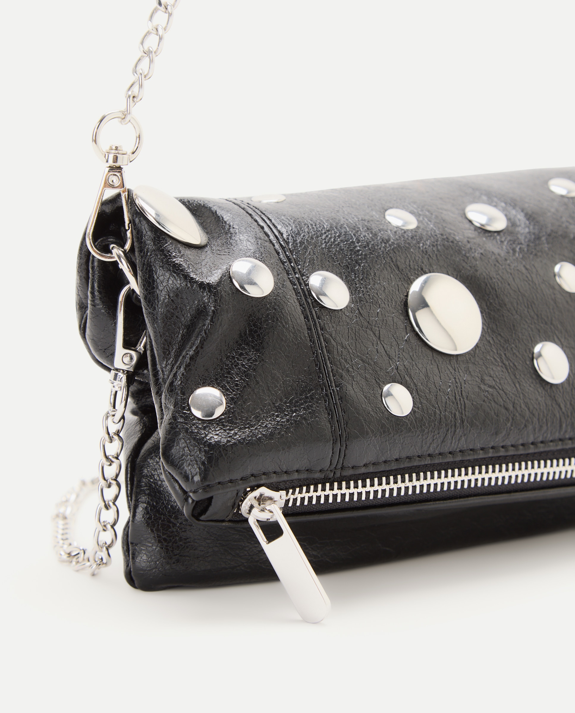 Mala Clutch com Efeito de Pele e Tachas Preto-4
