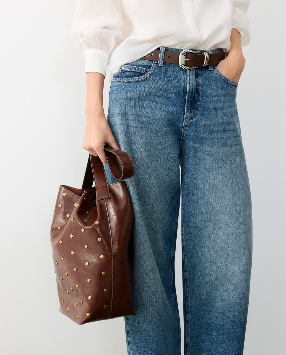 Imagen 1 de Bolso bucket de hombro con mini tachas Burdeos