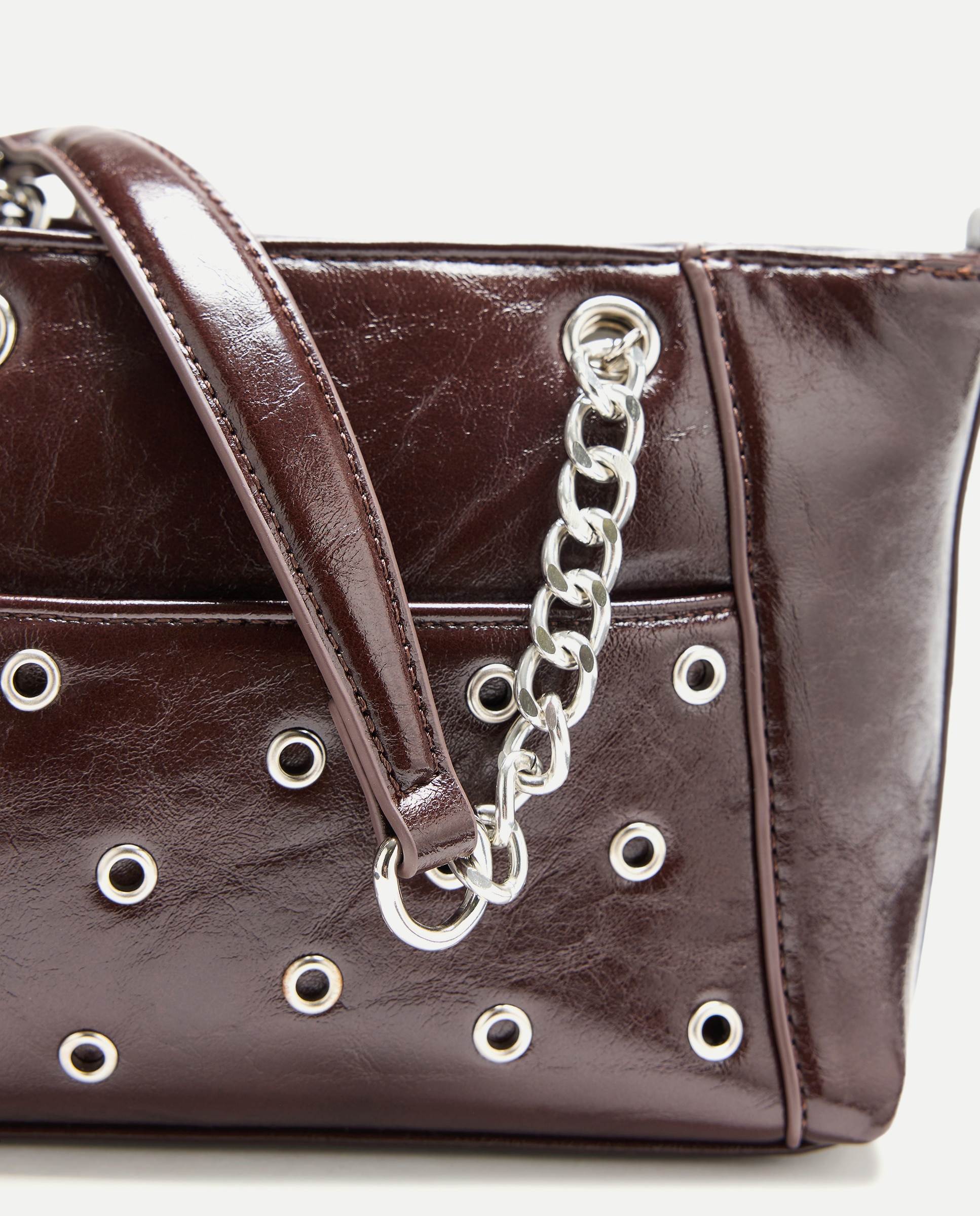 Mala Shopper Média com Recortes e Correntes Castanho-4