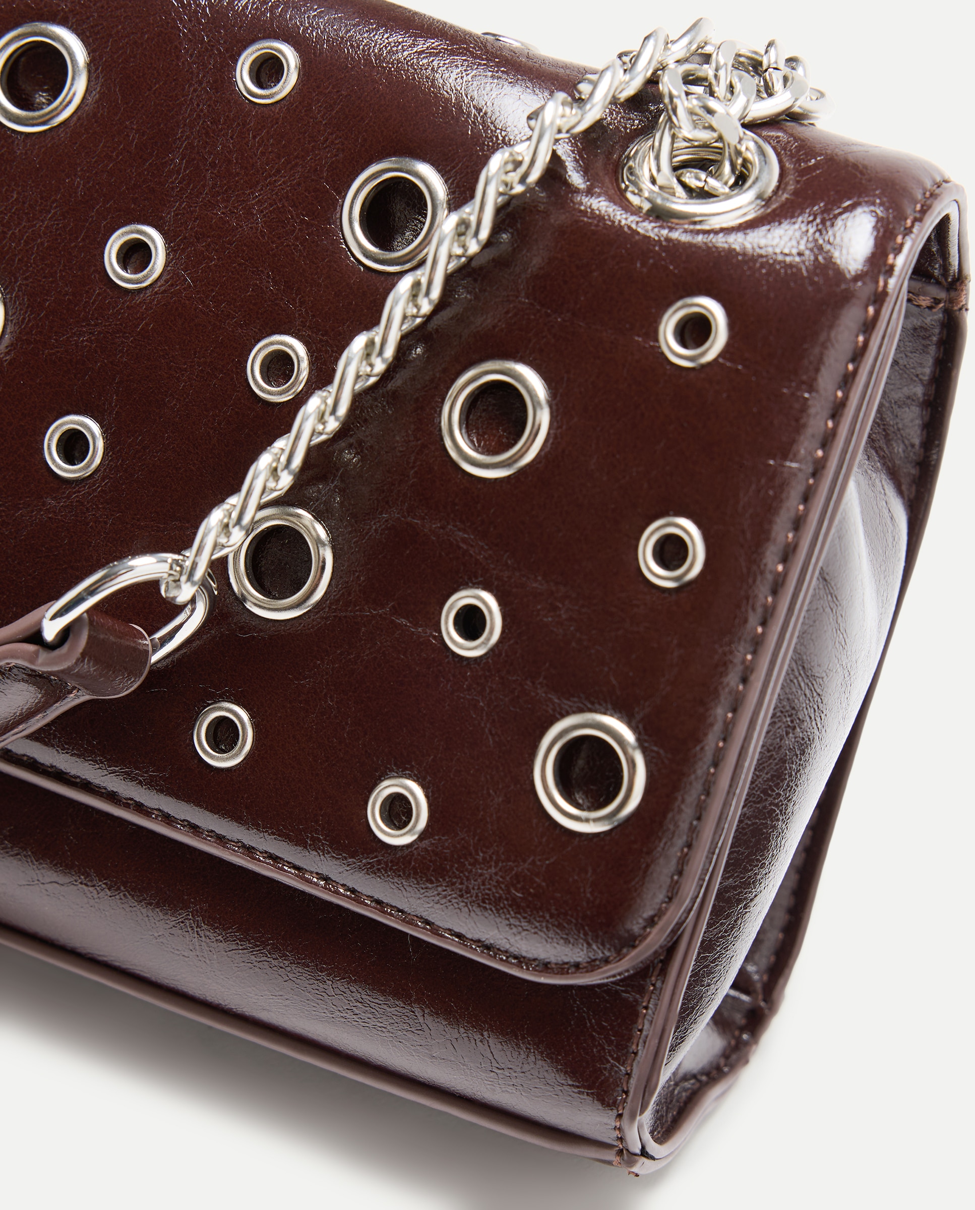 Mala Shopper com Recortes e Correntes Castanho-3