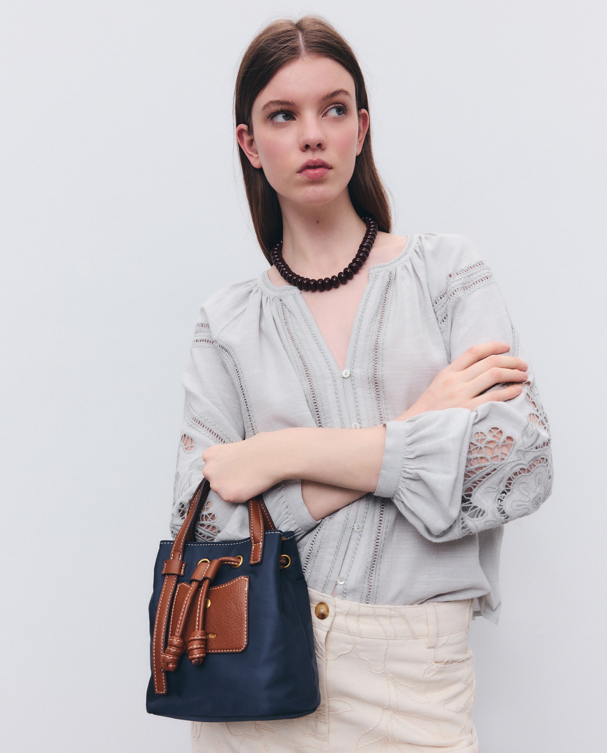 Mala Tipo Bucket Média com Efeito de Ráfia 430 Azul Escuro-6