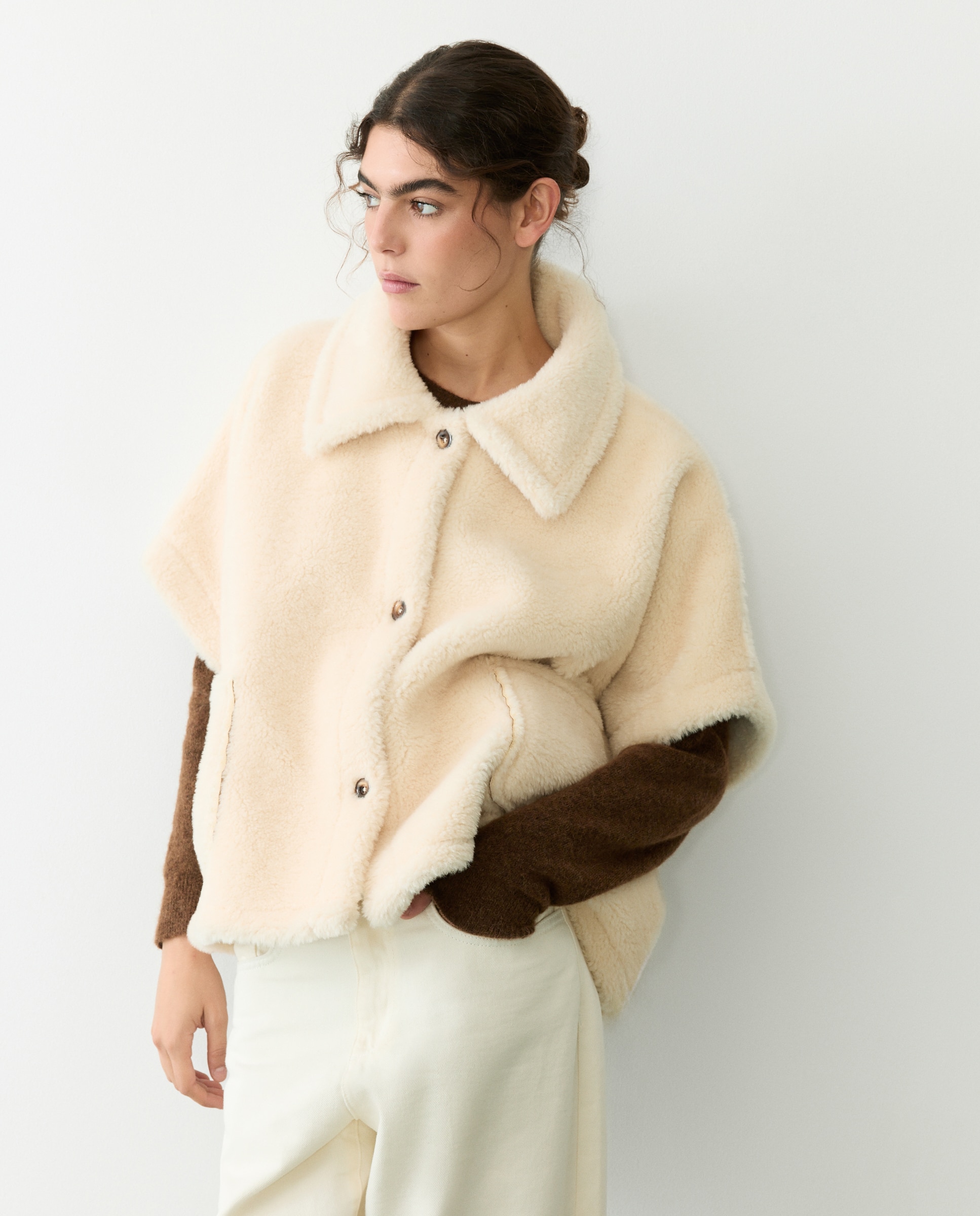 Capa de Pelo de Borrego com Bolsos Bege-3