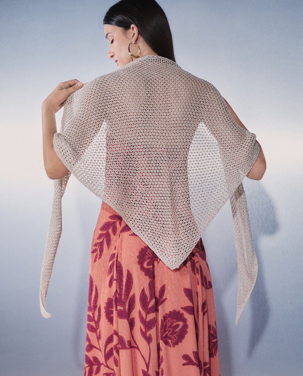 Poncho de Decote em Bico com Fio Metalizado 390 Ouro-3