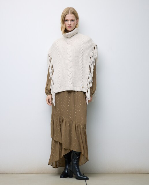 Poncho de punto con flecos