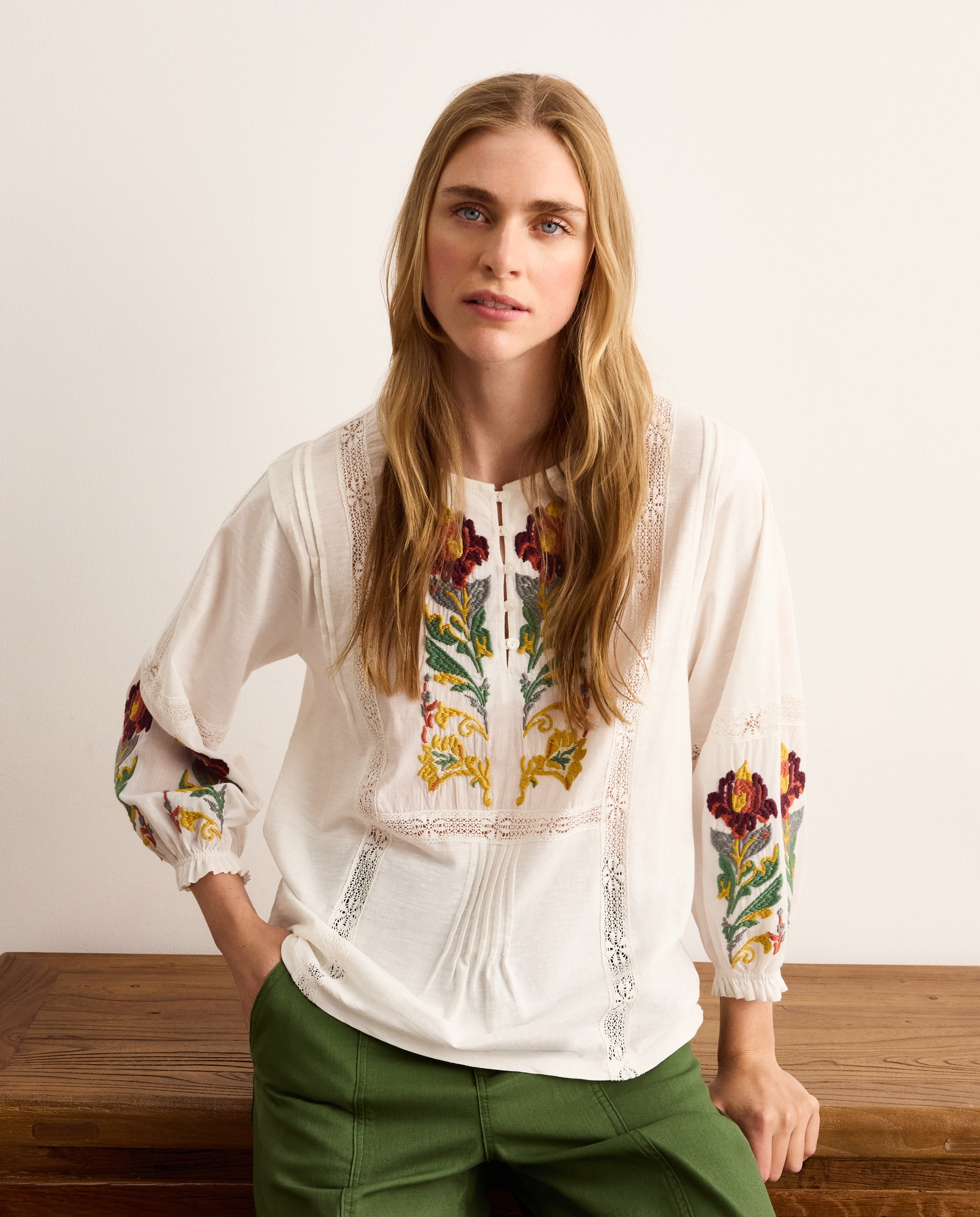 T-shirt de Manga 3/4 com Decote Redondo e Bordado Floral 120 Cru-1