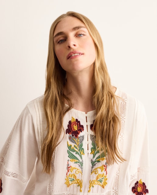Imagen 0 de Camiseta manga francesa de mujer con cuello caja y bordado floral 120 Crudo