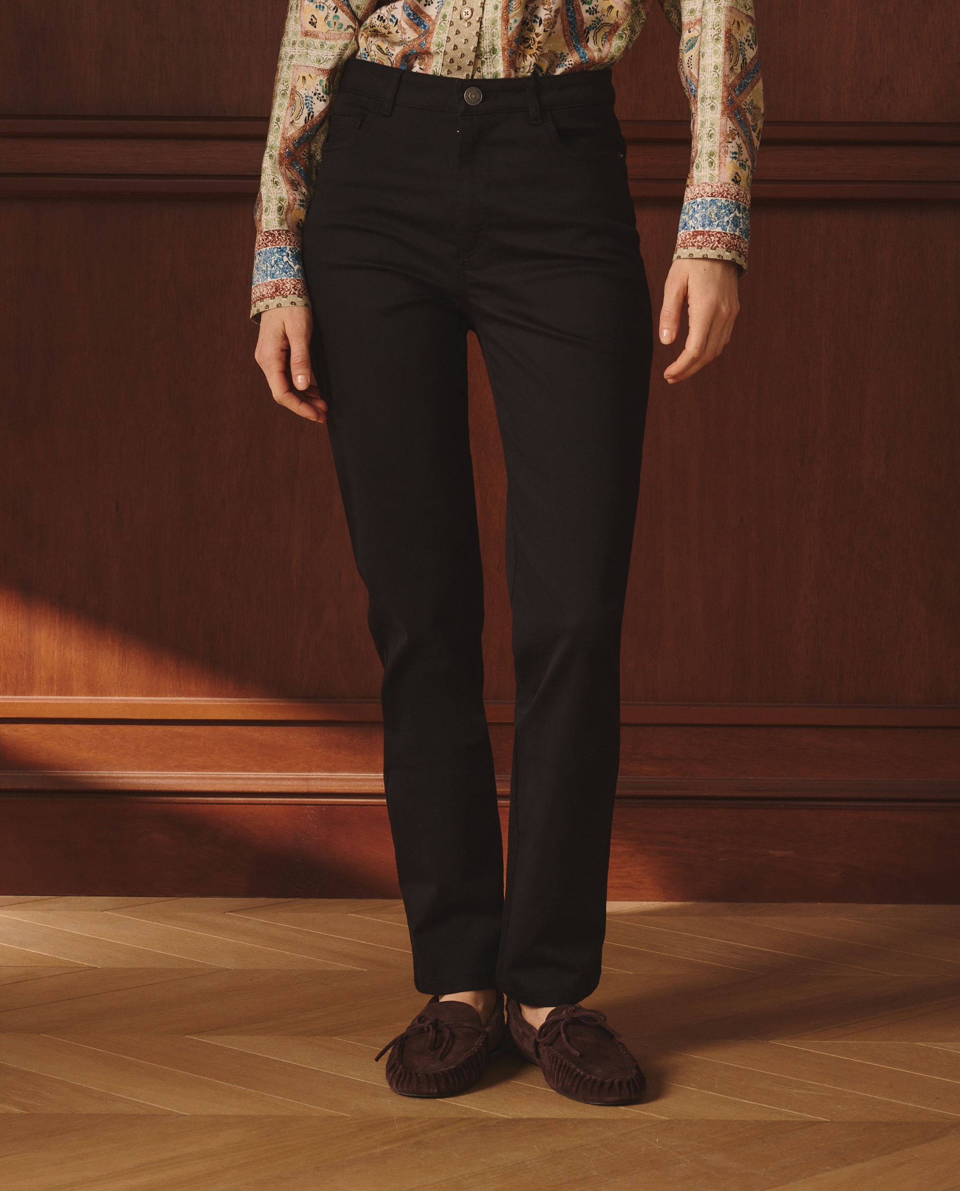 Calças semi skinny com 5 bolsos Preto-2