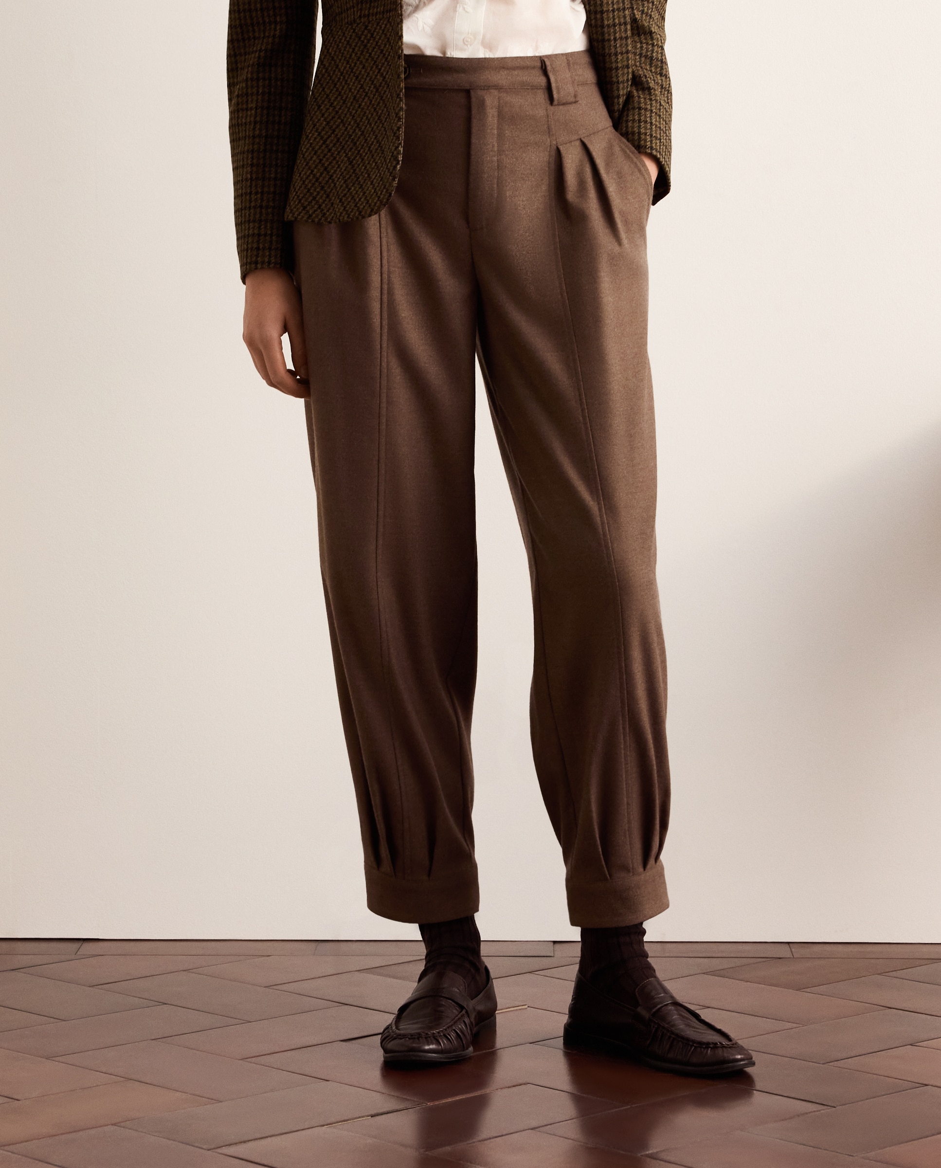Pantalón pinzas de mujer trabillas - Lloyd's - Visón oscuro Visón oscuro-2