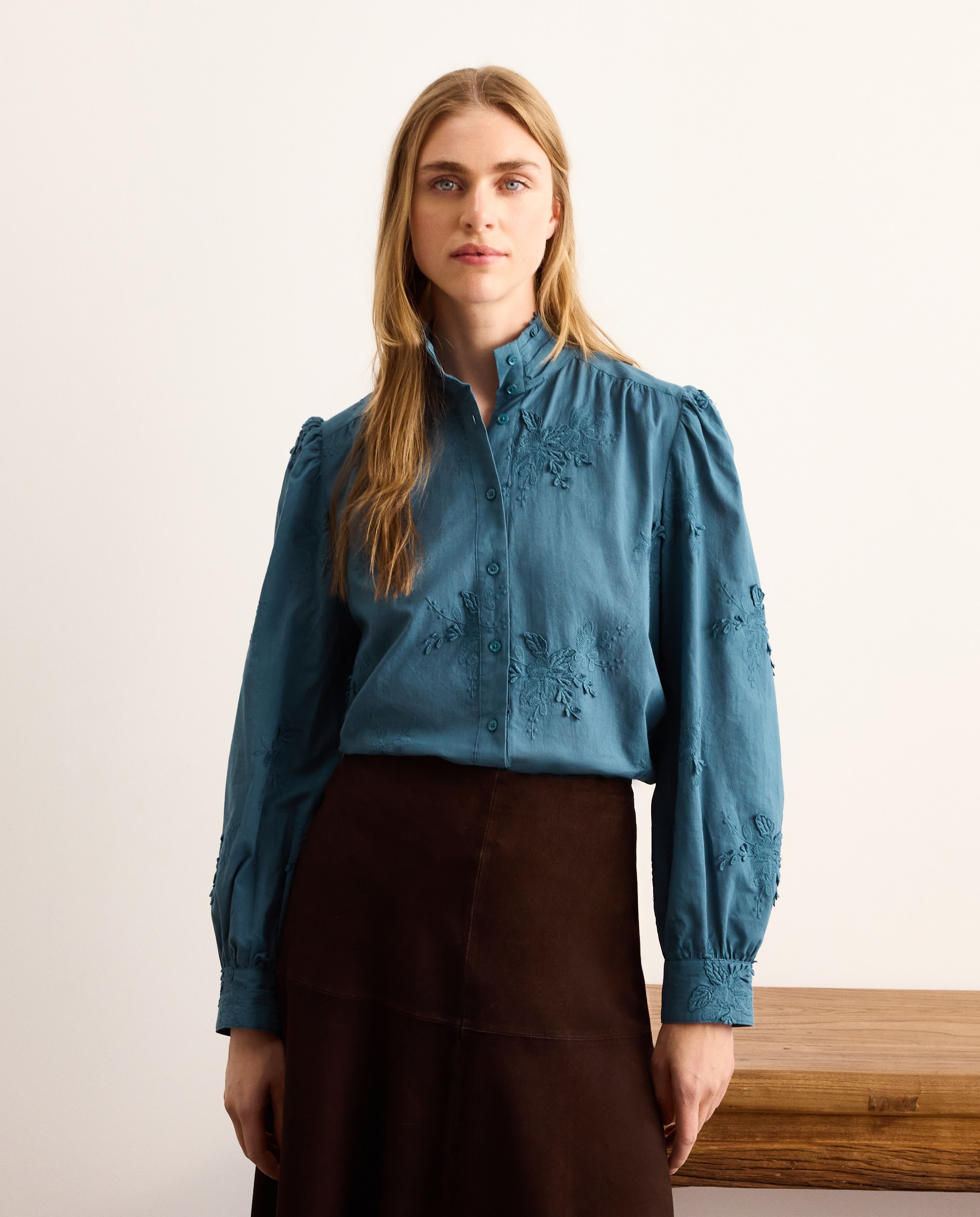 Blusa de mujer con manga larga y flor en relieve - Lloyd's - 400 Azul 400 Azul-1