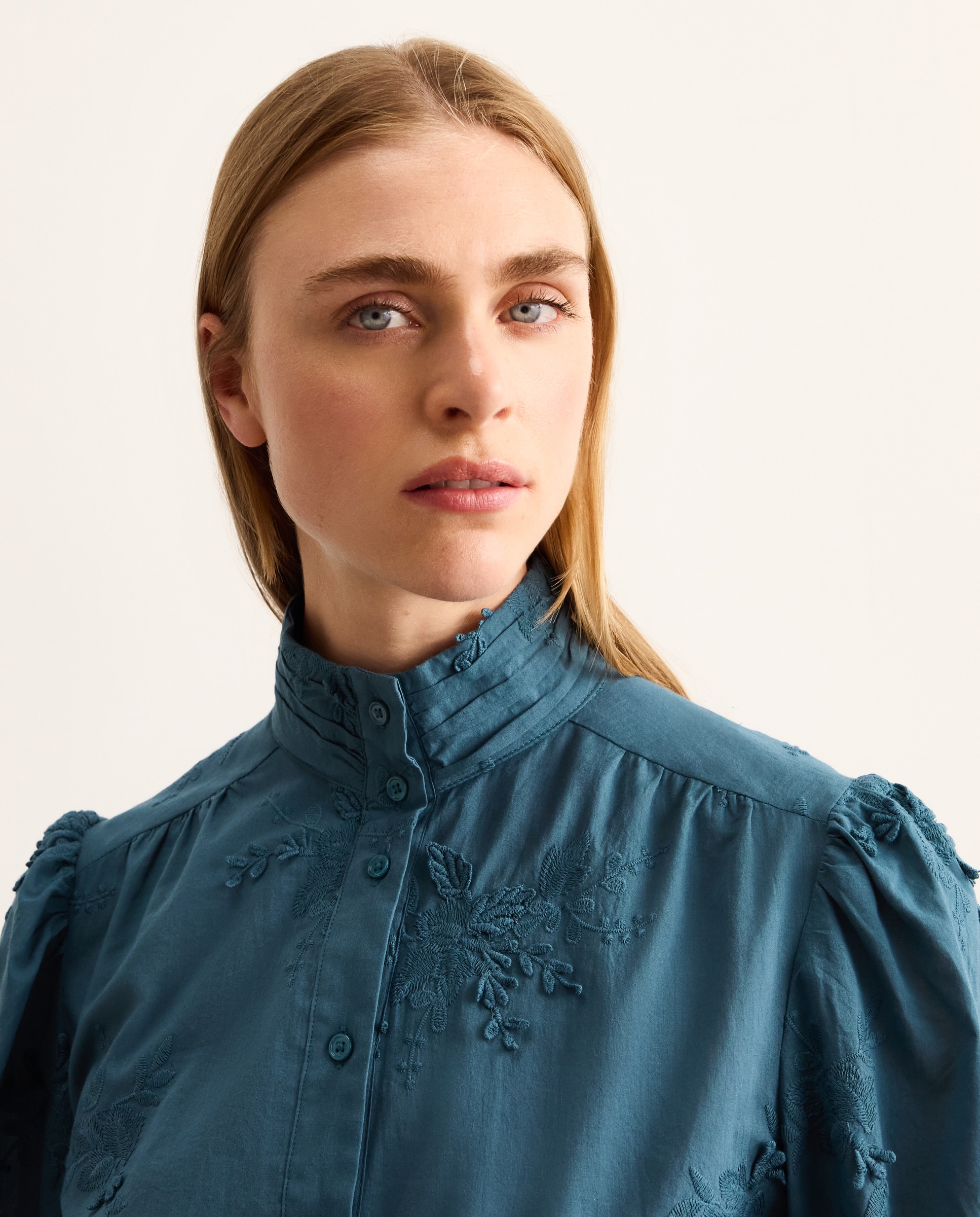 Blusa de mujer con manga larga y flor en relieve - Lloyd's - 400 Azul 400 Azul-3