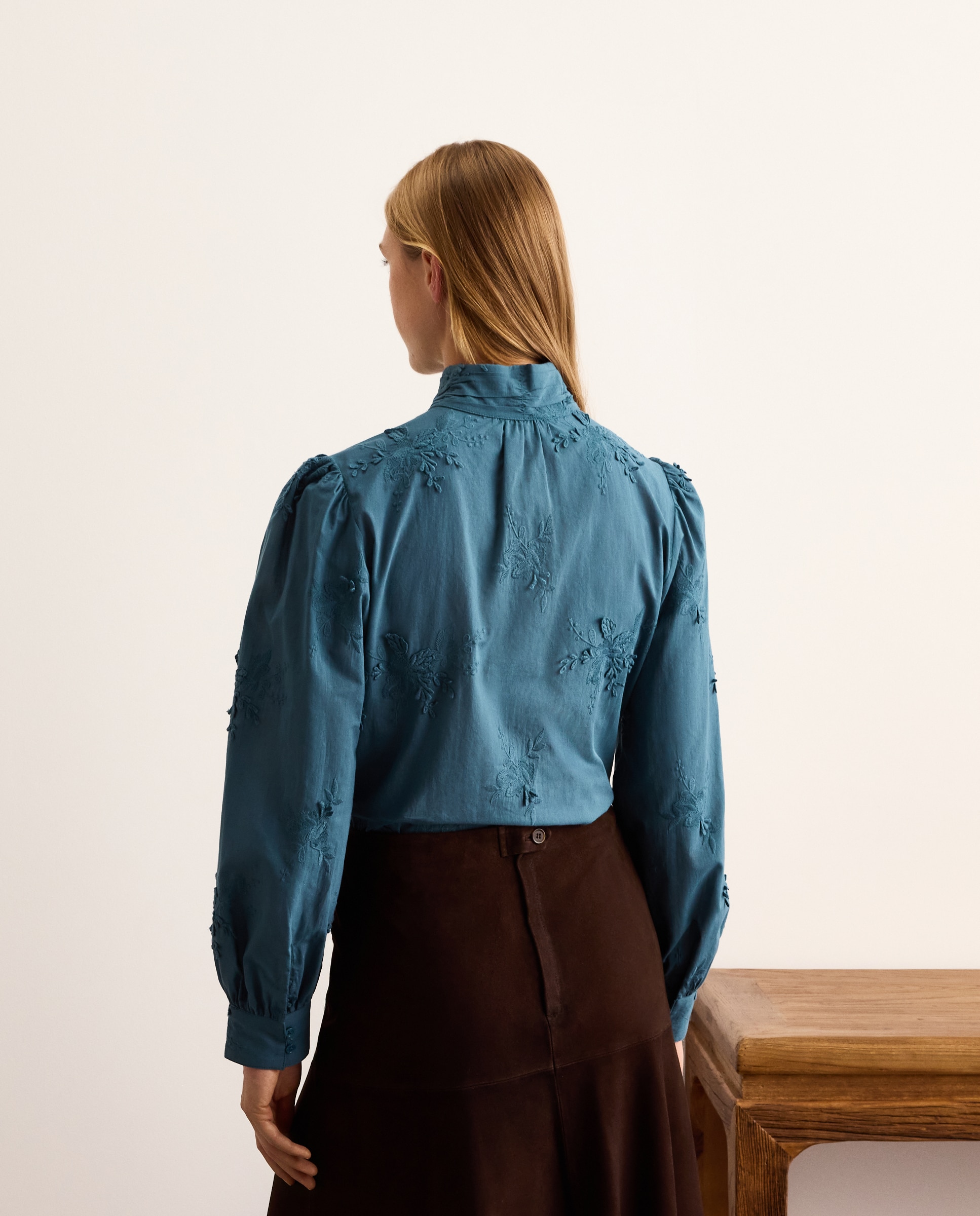 Blusa de mujer con manga larga y flor en relieve - Lloyd's - 400 Azul 400 Azul-4