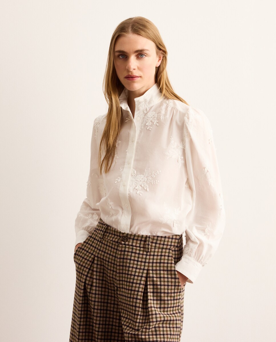 Imagen 0 de Blusa de mujer con manga larga y flor en relieve Blanco roto