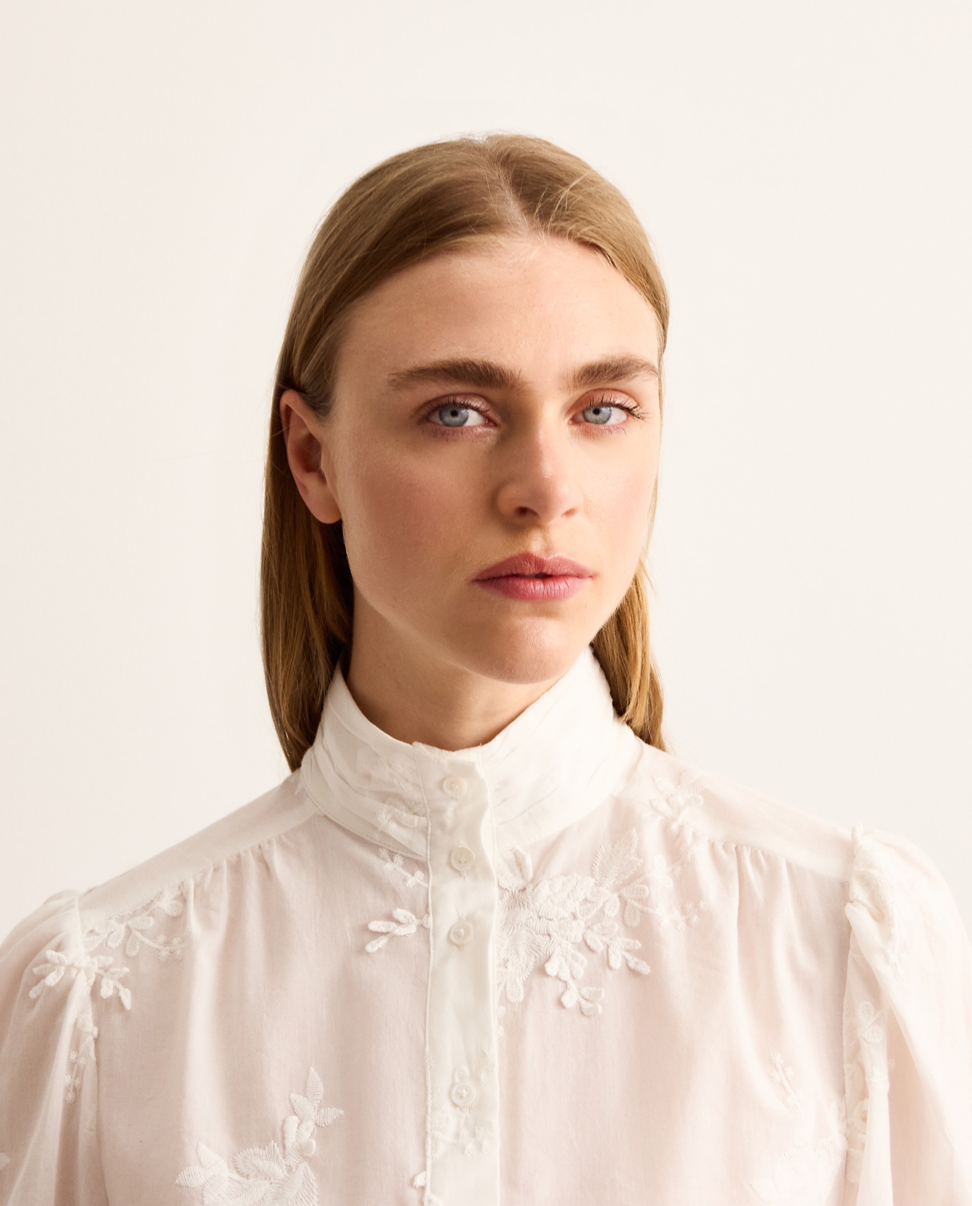Blusa de mujer con manga larga y flor en relieve - Lloyd's - Blanco roto Blanco roto-2