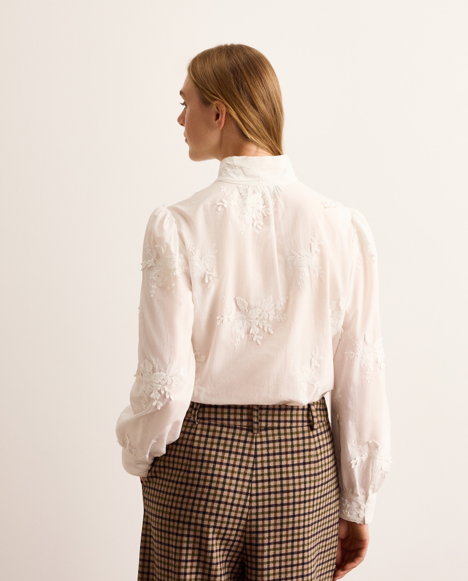 Blusa de mujer con manga larga y flor en relieve - Lloyd's - Blanco roto Blanco roto-4