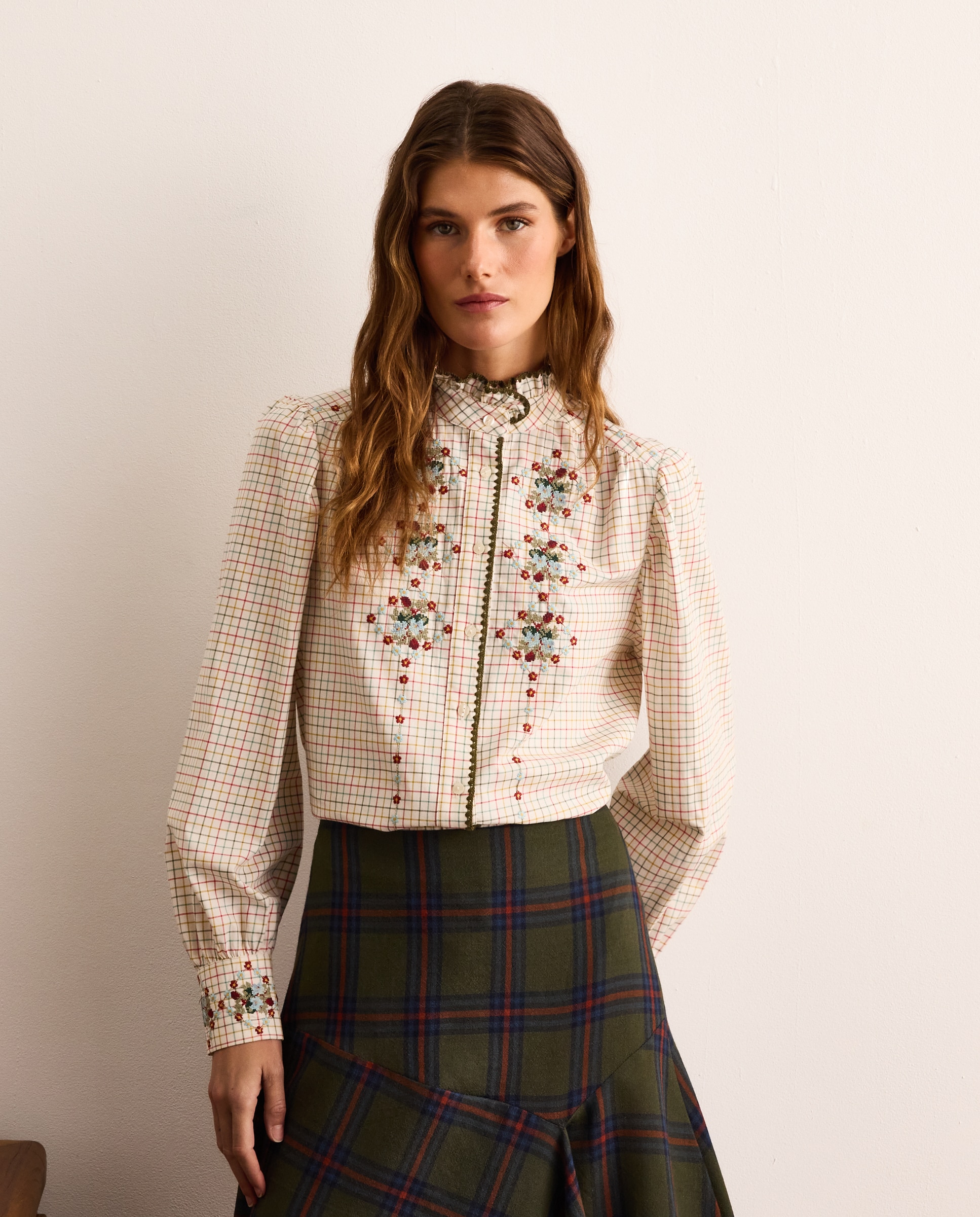 Blusa de mujer con cuadros y bordado de flores - Lloyd's - Blanco Blanco-1