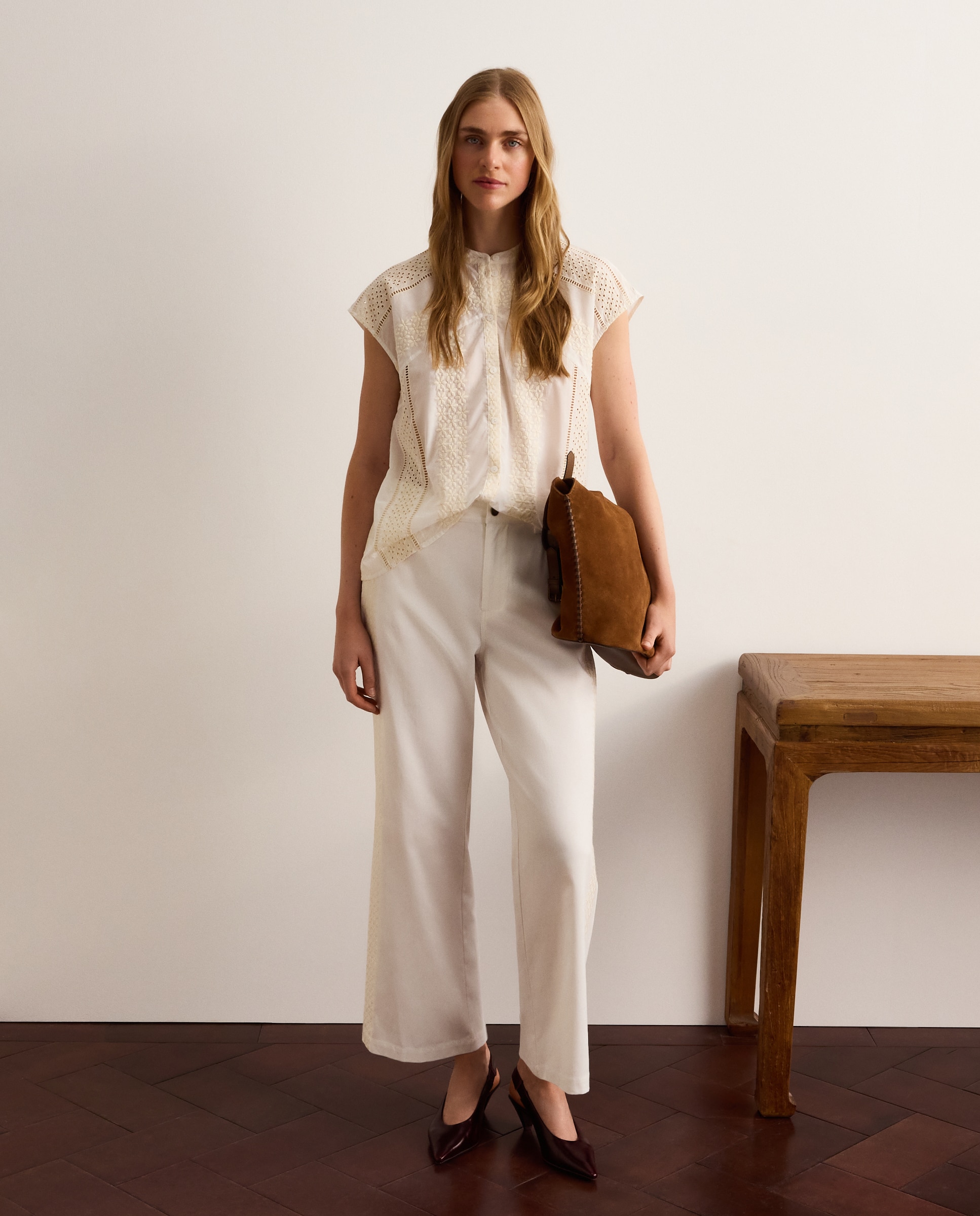 Blusa de Manga Curta com Decote Redondo e Bordado Branco-marfim-2