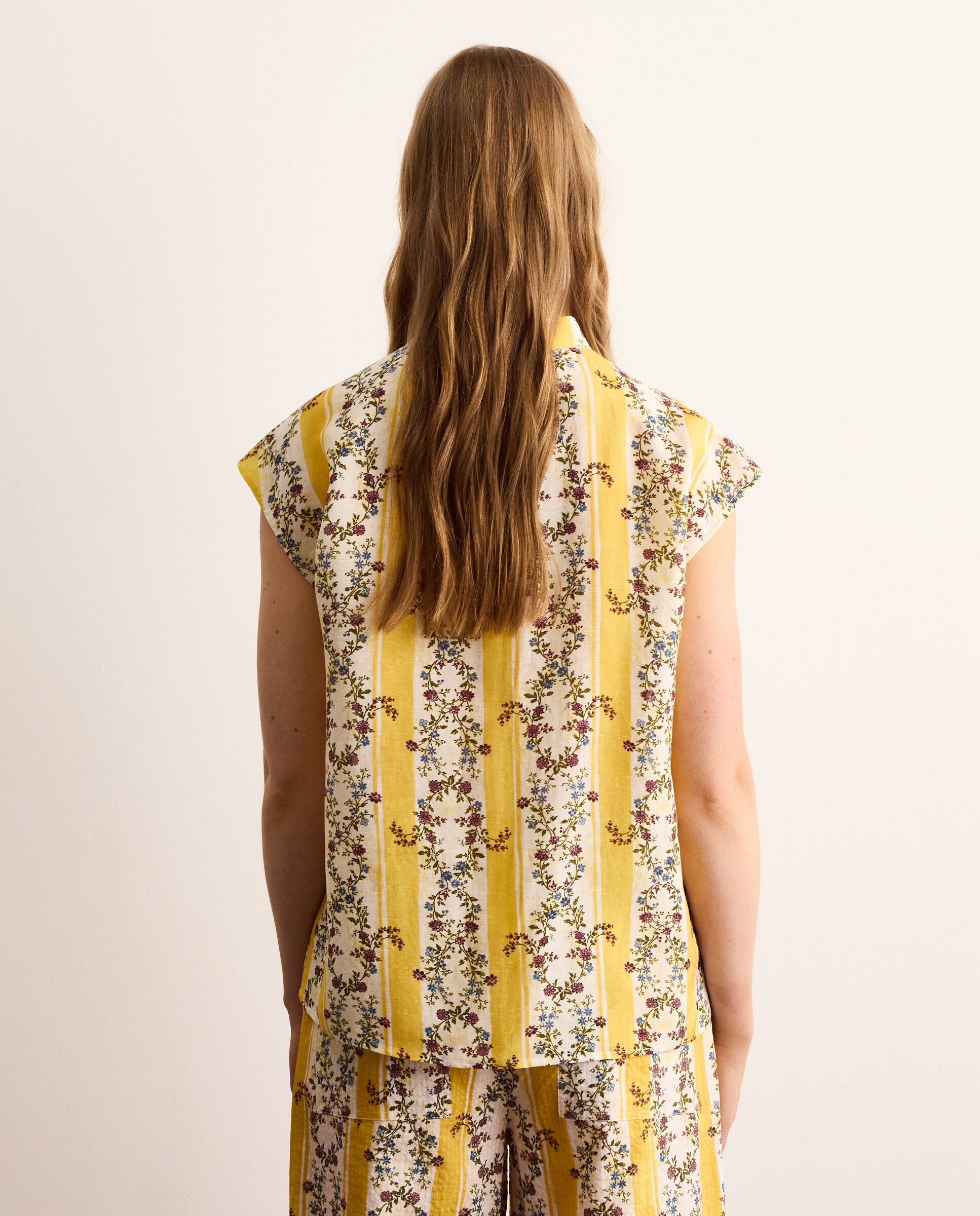 Blusa Estampada sem Mangas Amarelo-3