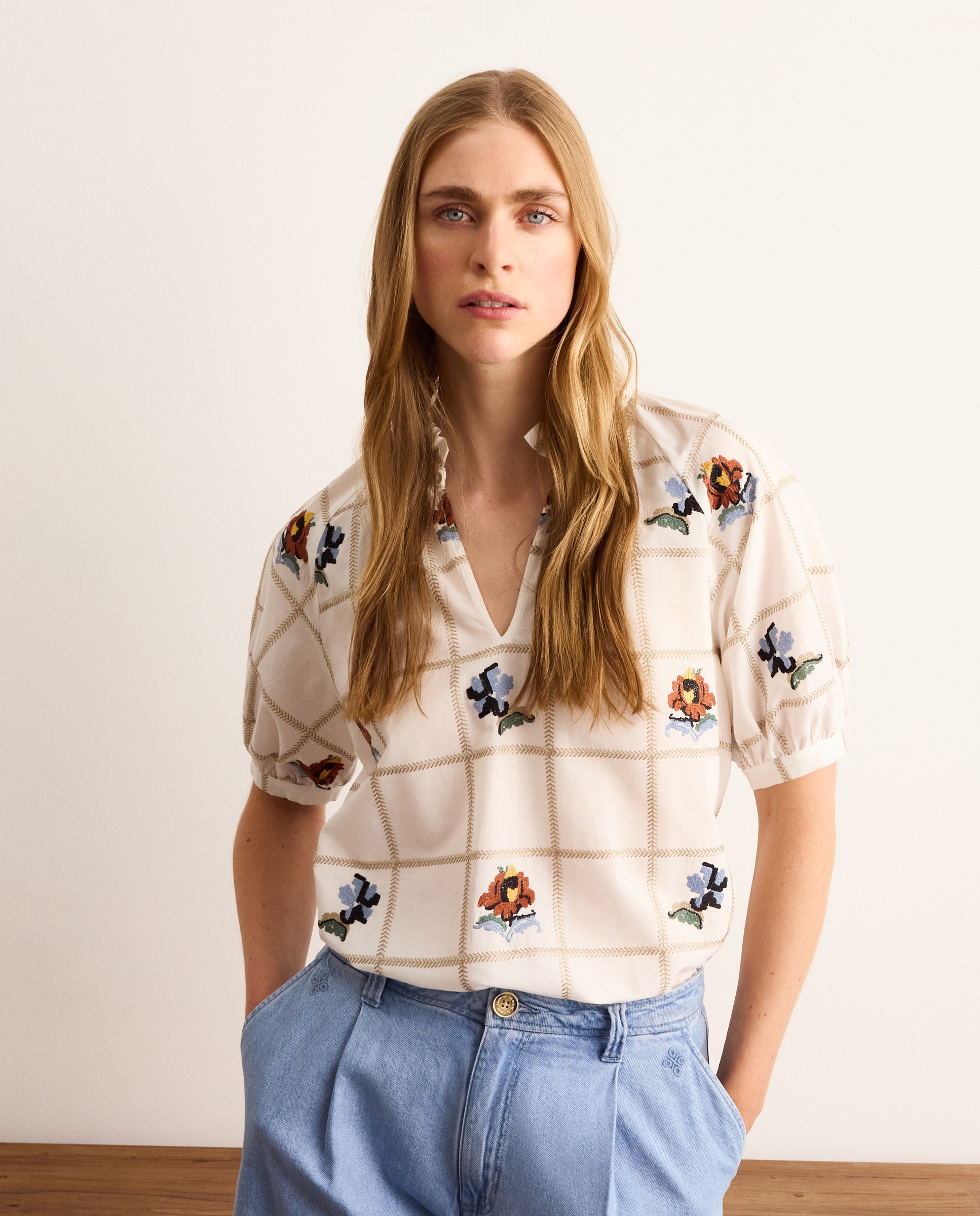 Blusa de Manga Curta com Bordado Floral Branco-marfim-2