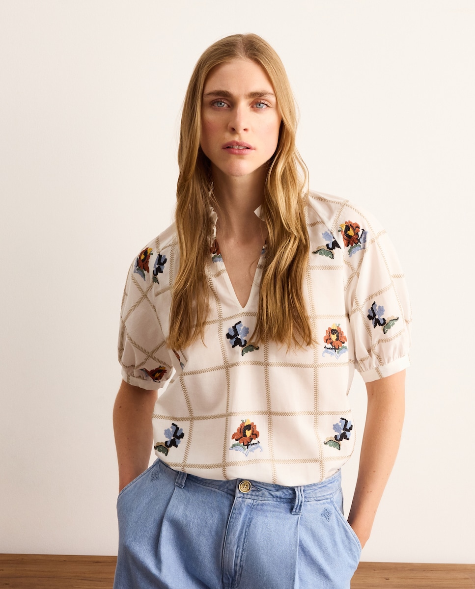 Imagen 0 de Blusa de mujer de manga corta bordada con flores Blanco roto
