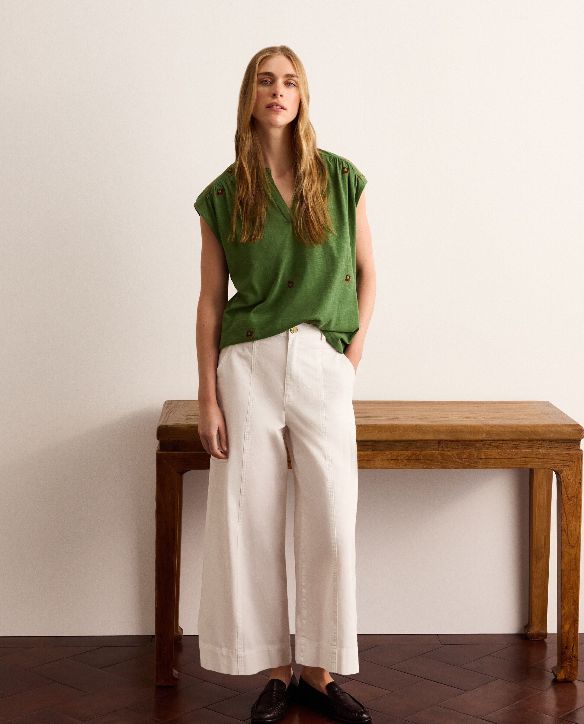 Camiseta de mujer con bordado mini flor Verde (verde)