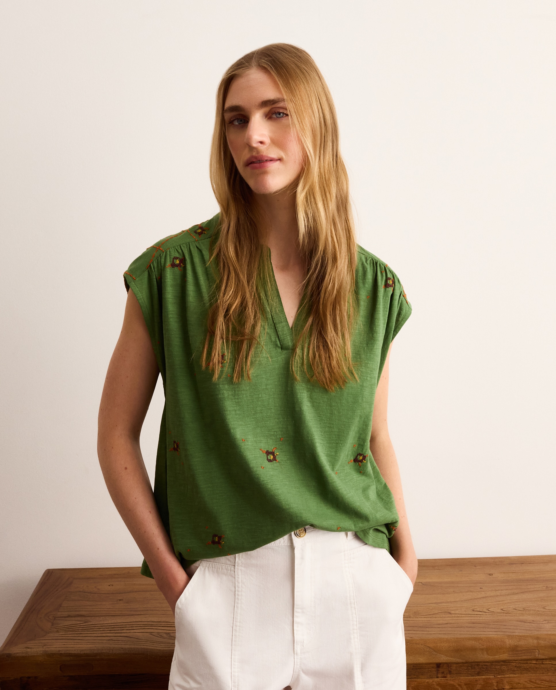 Camiseta de mujer con bordado mini flor - Lloyd's - Verde Verde-2