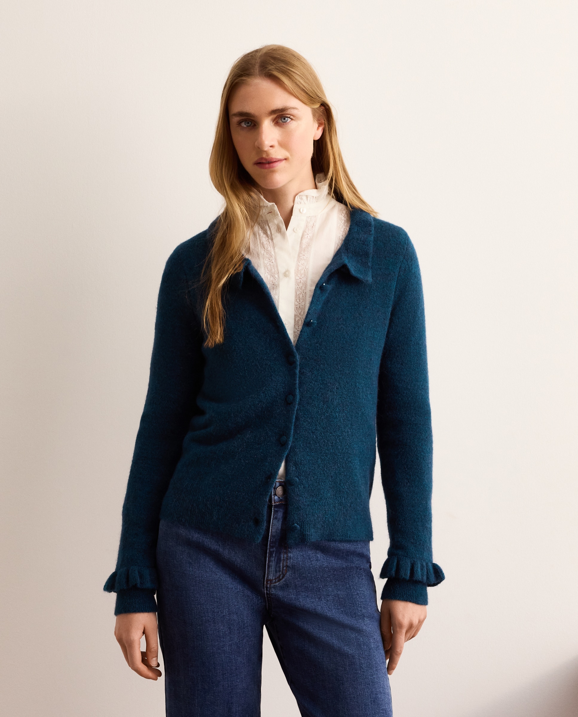 Imagem 0 de Cardigan de Decote Redondo e Detalhe de Folhos